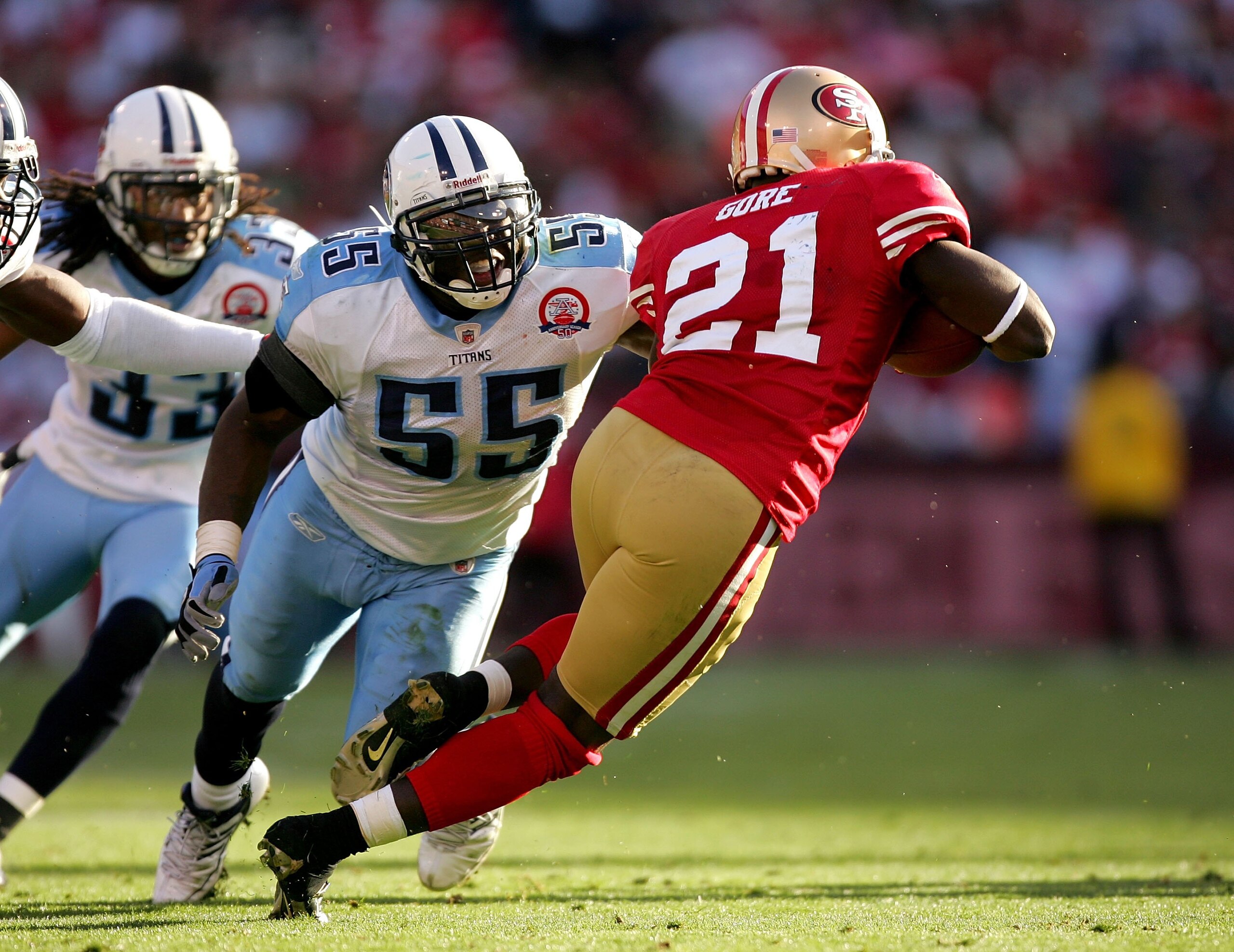 SAN FRANCISCO - NOVEMBER 08:  Frank Gore #21 of the San Francisco 49ers is tackled by Stephen Tulloch #55 of the Tennessee Titans at Candlestick Park on November 8, 2009 in San Francisco, California.  (Photo by Ezra Shaw/Getty Images)