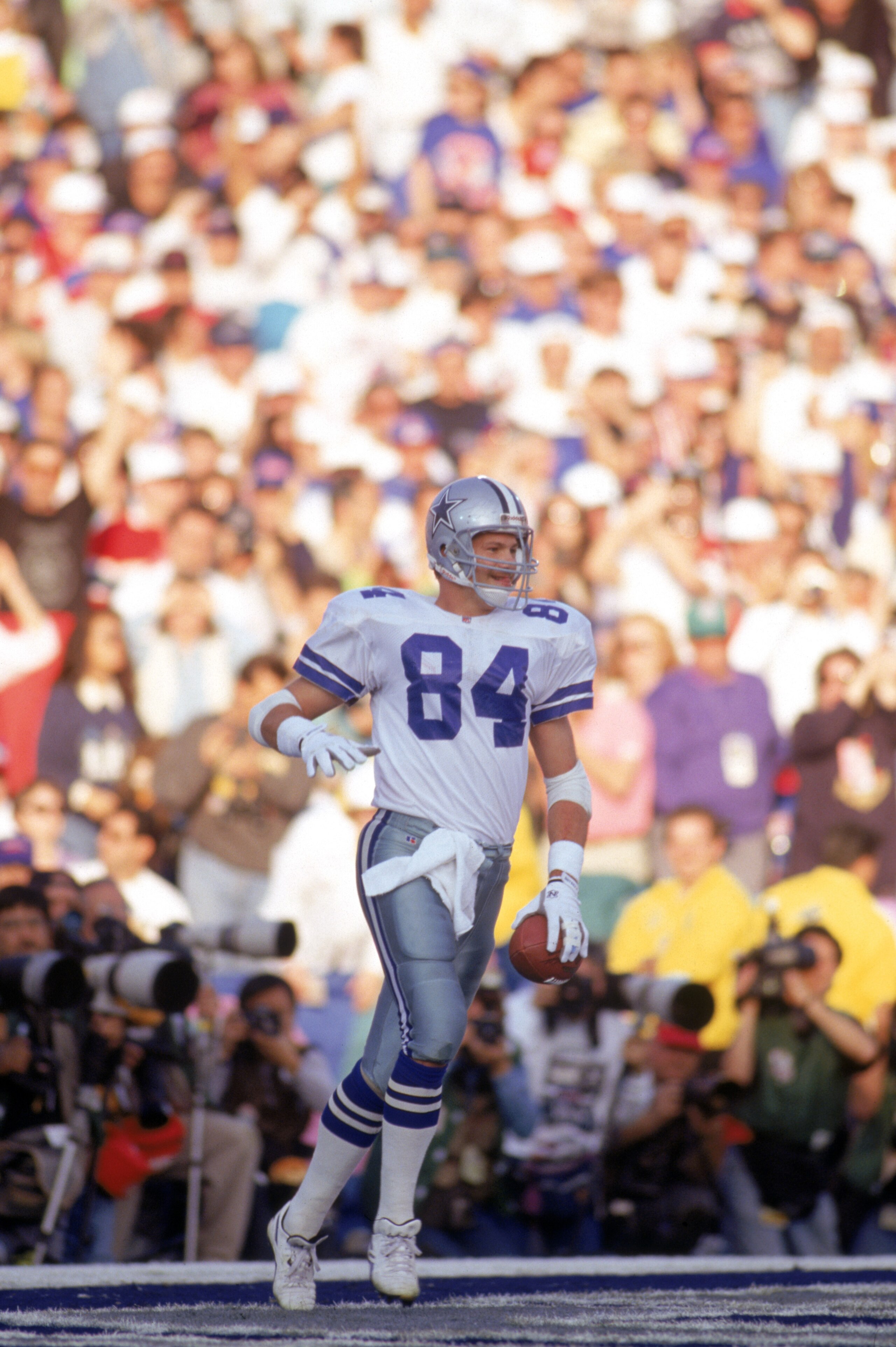 PASADENA, CA - JANUARY 31:  Tight end Jay Novacek #84 of the Dallas Cowboys scores a twenty three yard touchdown during Super Bowl XXVII against the Buffalo Bills at the Rose Bowl on January 31, 1993 in Pasadena, California.  The Cowboys won 52-17.  (Phot
