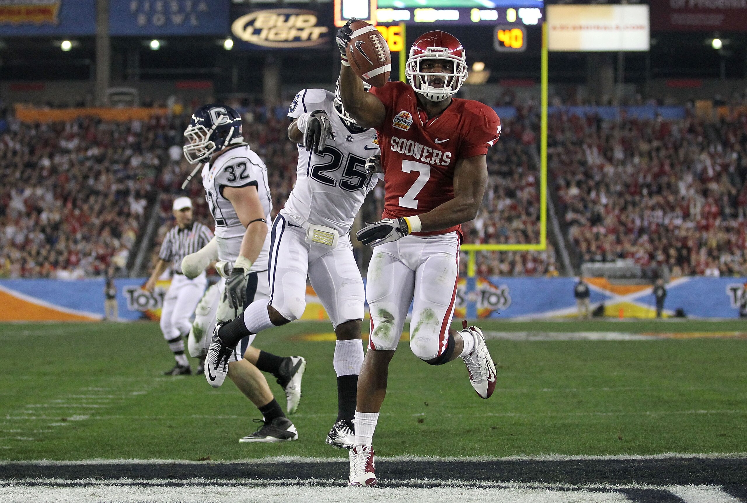 GLENDALE, AZ - JANUARY 01:  DeMarco Murray #7 of the Oklahoma Sooners reacts after scoring a touchdown in the first quarter against the Connecticut Huskies during the Tostitos Fiesta Bowl at the Universtity of Phoenix Stadium on January 1, 2011 in Glendal