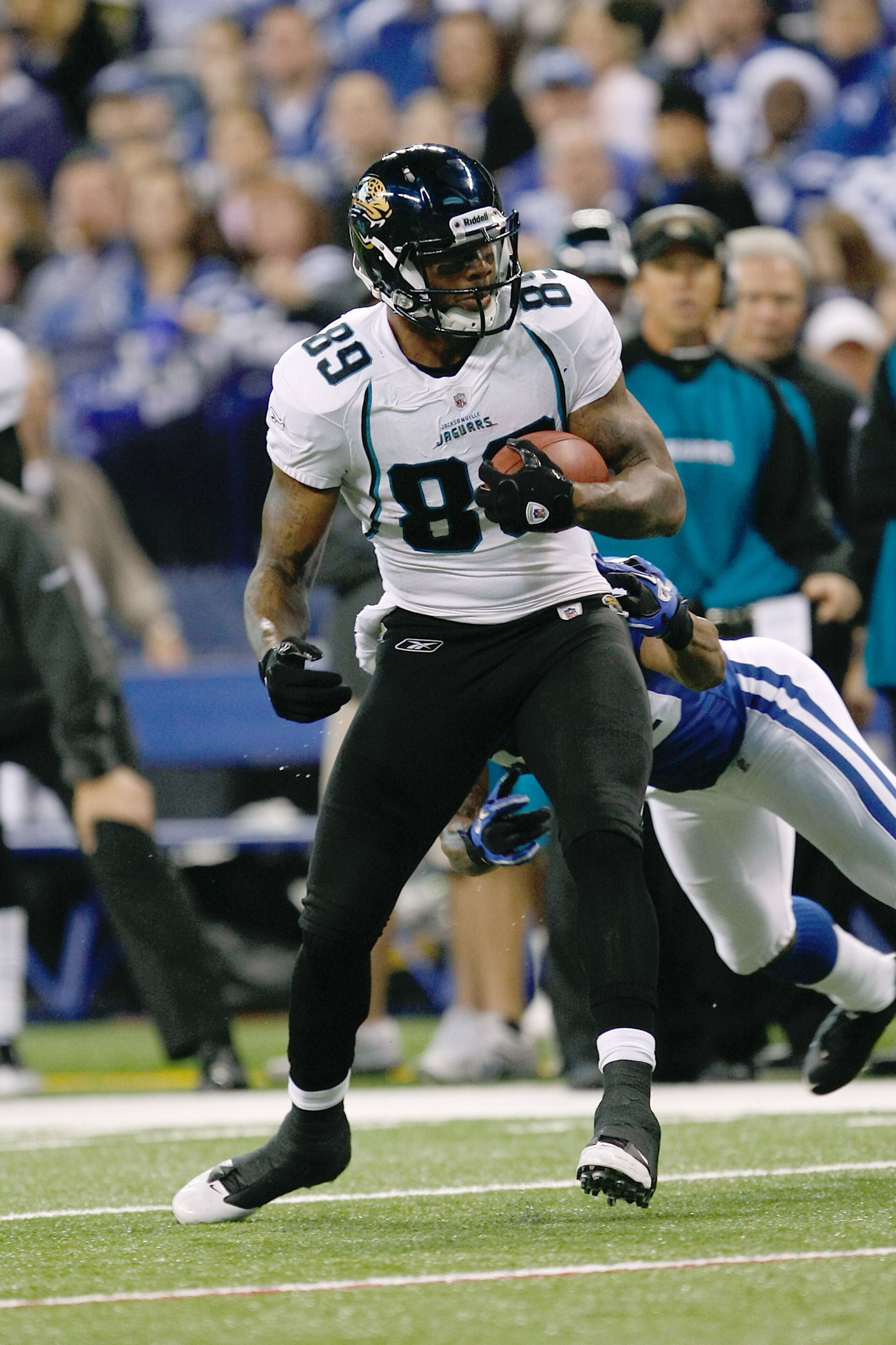 INDIANAPOLIS, IN - DECEMBER 19: Marcedes Lewis #89 of the Jacksonville Jaguars runs against the Indianapolis Colts at Lucas Oil Stadium on December 19, 2010 in Indianapolis, Indiana. The Colts defeated the Jaguars 34-24. (Photo by Scott Boehm/Getty Images
