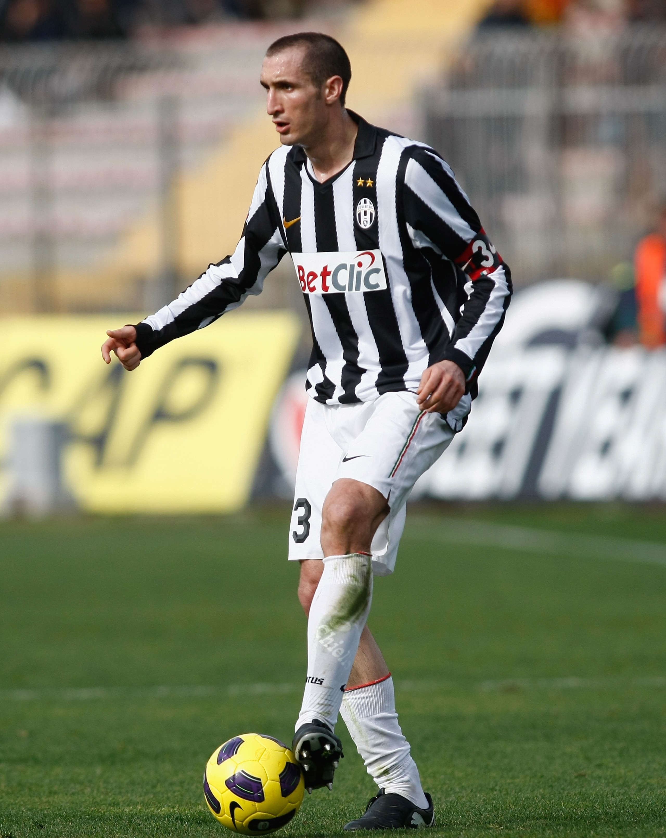 LECCE, ITALY - FEBRUARY 20:  Giorgio Chiellini of Juventus during the Serie A match between Lecce and Juventus FC at Stadio Via del Mare on February 20, 2011 in Lecce, Italy.  (Photo by Maurizio Lagana/Getty Images)