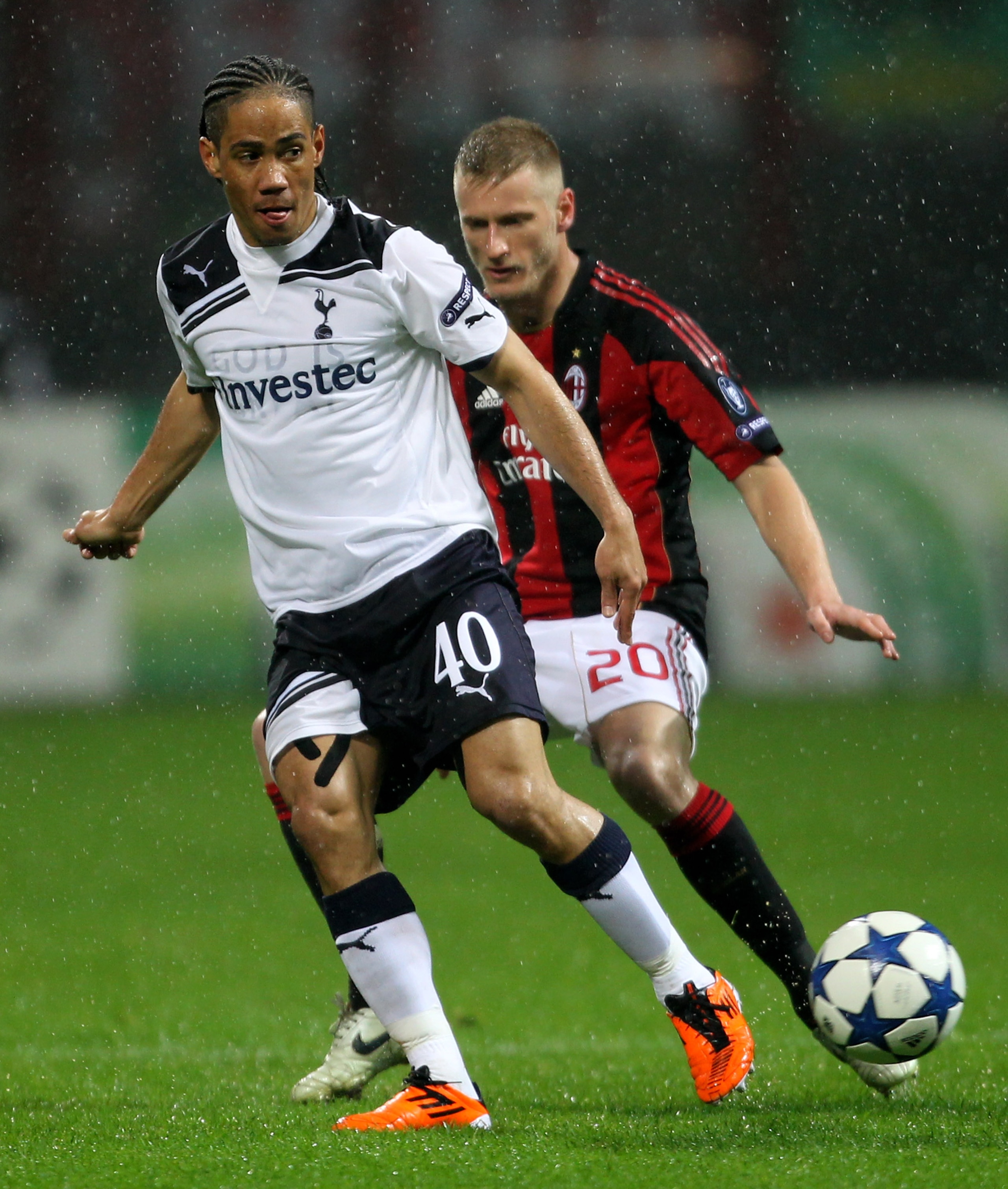 MILAN, ITALY - FEBRUARY 15:  Steven Pienaar of Tottenham Hotspur is pressurised by Ignazio Abate of AC Milan during the UEFA Champions League round of 16 first leg match between AC Milan and Tottenham Hotspur at Stadio Giuseppe Meazza on February 15, 2011