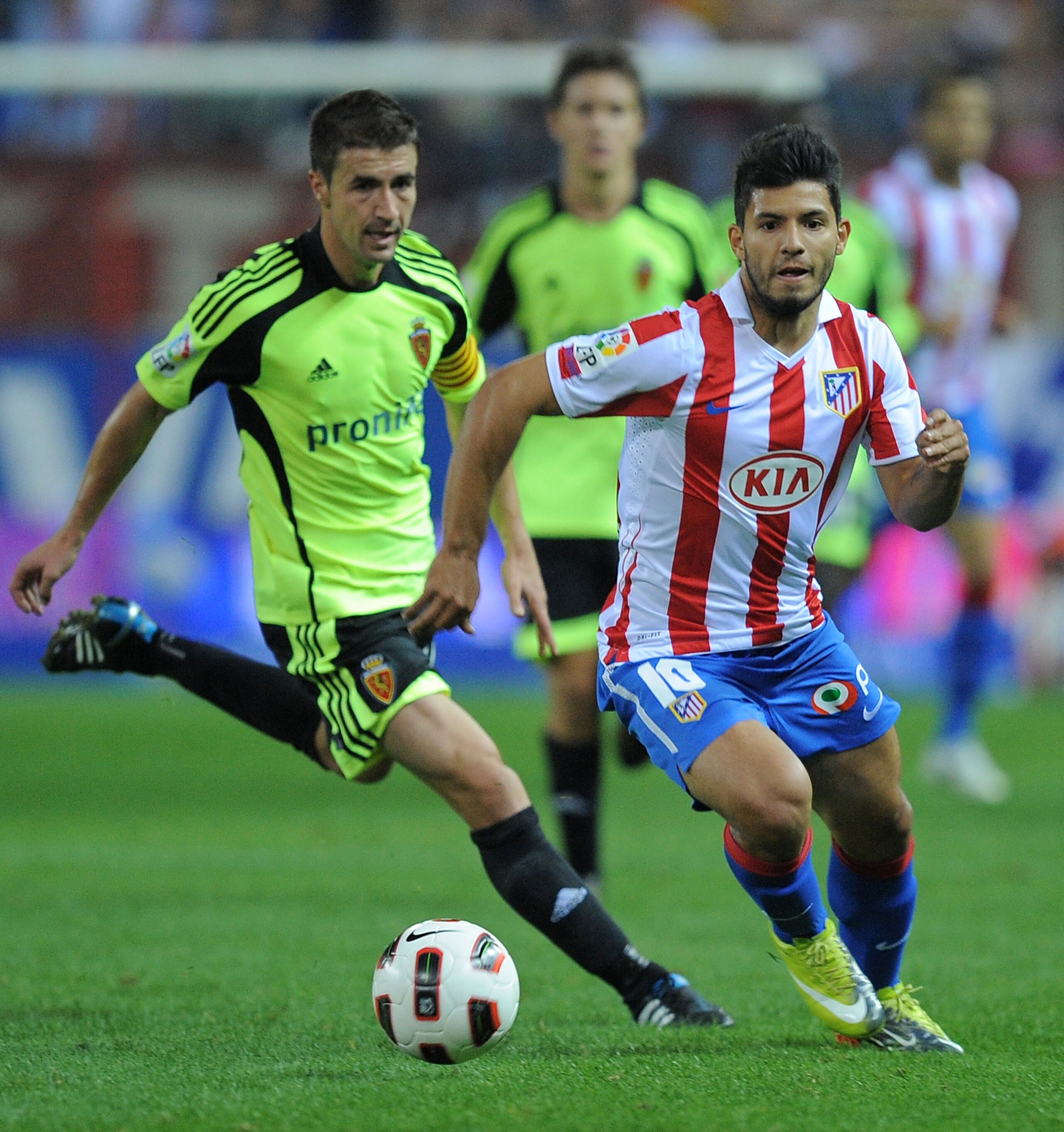 MADRID, SPAIN - SEPTEMBER 26:  Sergio Aguero (R) of Atletico Madrid in action during the La Liga match between Atletico Madrid and Real Zaragoza at the Vicente Calderon stadium on September 26, 2010 in Madrid, Spain.  (Photo by Denis Doyle/Getty Images)