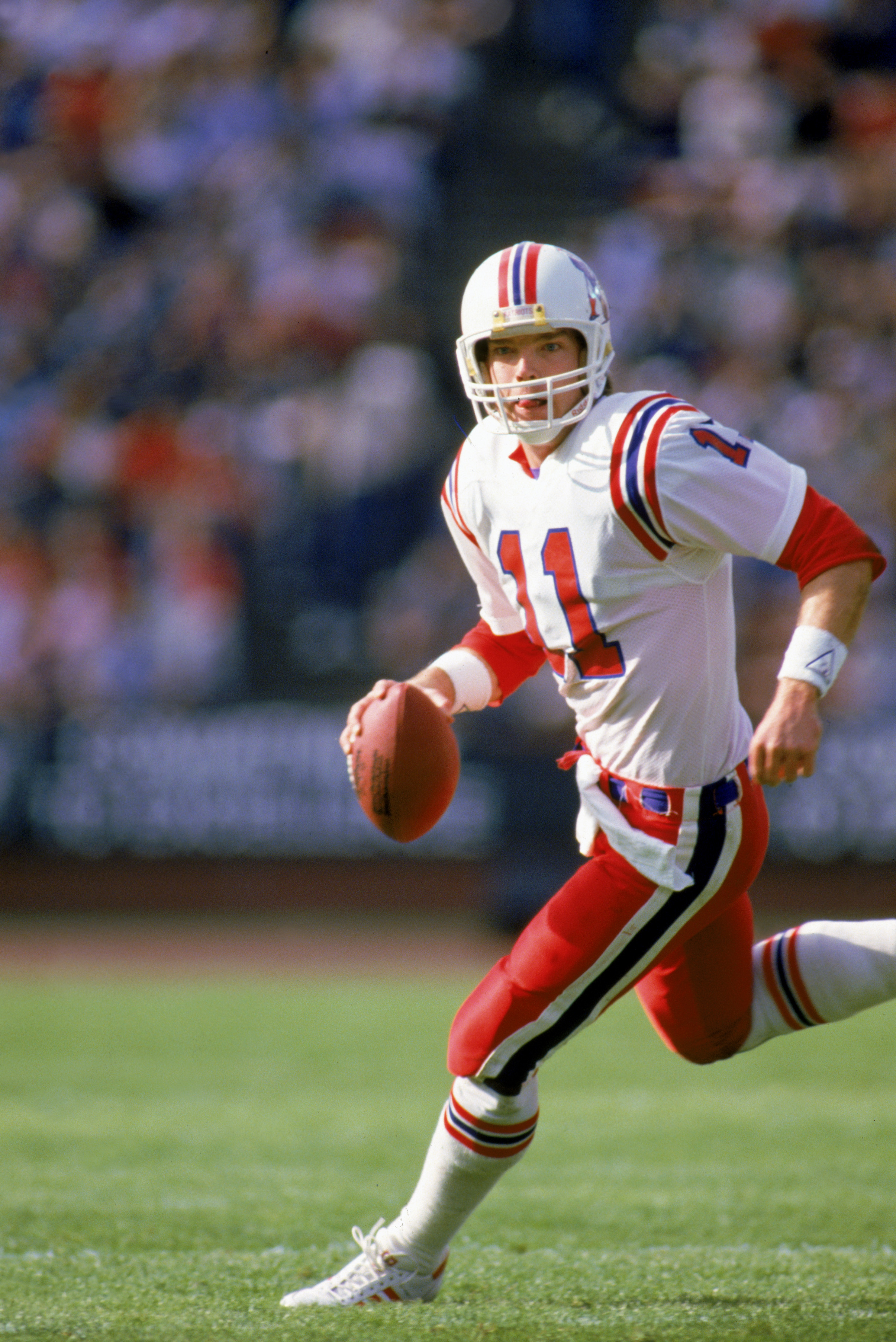 Washington State quarterback Ryan Leaf tosses practice on the sideline on  the floor of the Los Angeles Coliseum on the Cougars? first day of practice  on Sunday, Dec. 21, 1997 for their