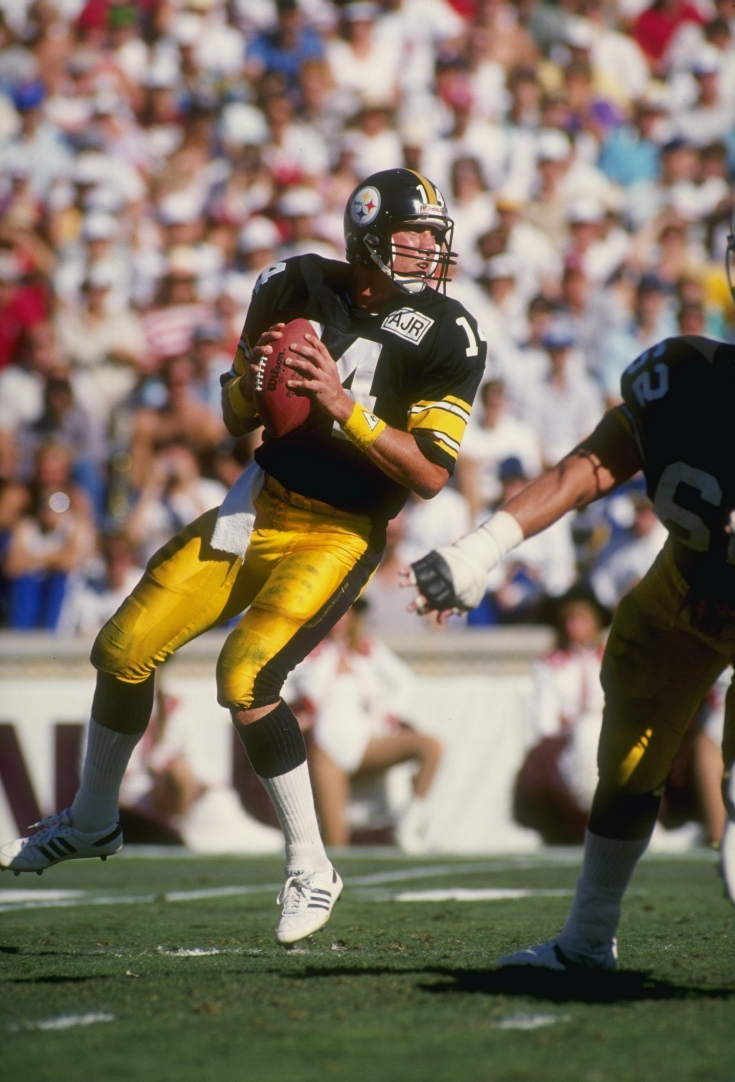 9 Oct 1988:  Quarterback Todd Blackledge of the Pittsburgh Steelers in action during a game against the Phoenix Cardinals at Sun Devil Stadium in Tempe, Arizona.  The Cardinals won the game 31-14. Mandatory Credit: Tim de Frisco  /Allsport