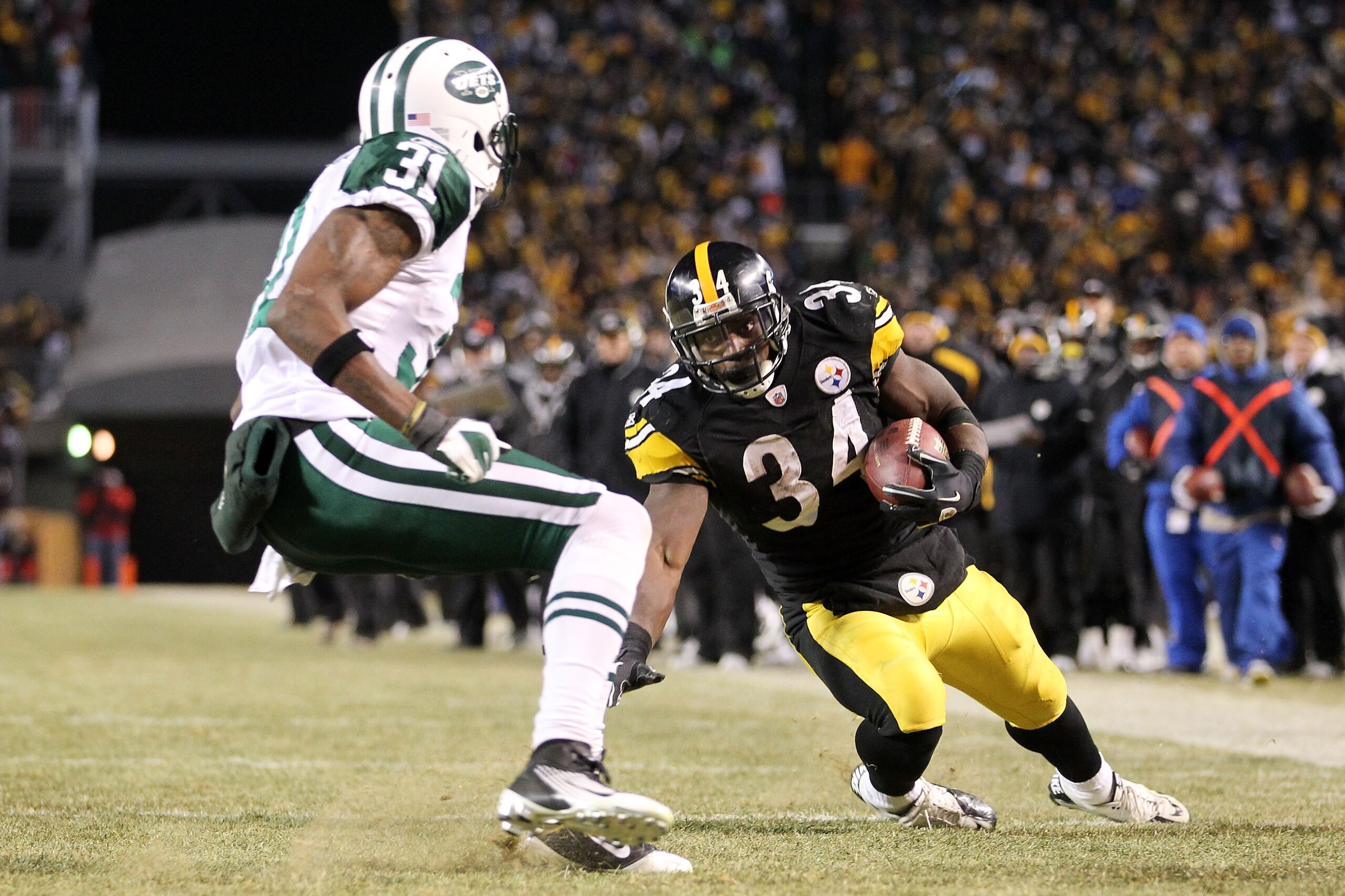PITTSBURGH, PA - JANUARY 23:  Rashard Mendenhall #34 of the Pittsburgh Steelers runs down field against Antonio Cromartie #31 of the New York Jets during the 2011 AFC Championship game at Heinz Field on January 23, 2011 in Pittsburgh, Pennsylvania. The St