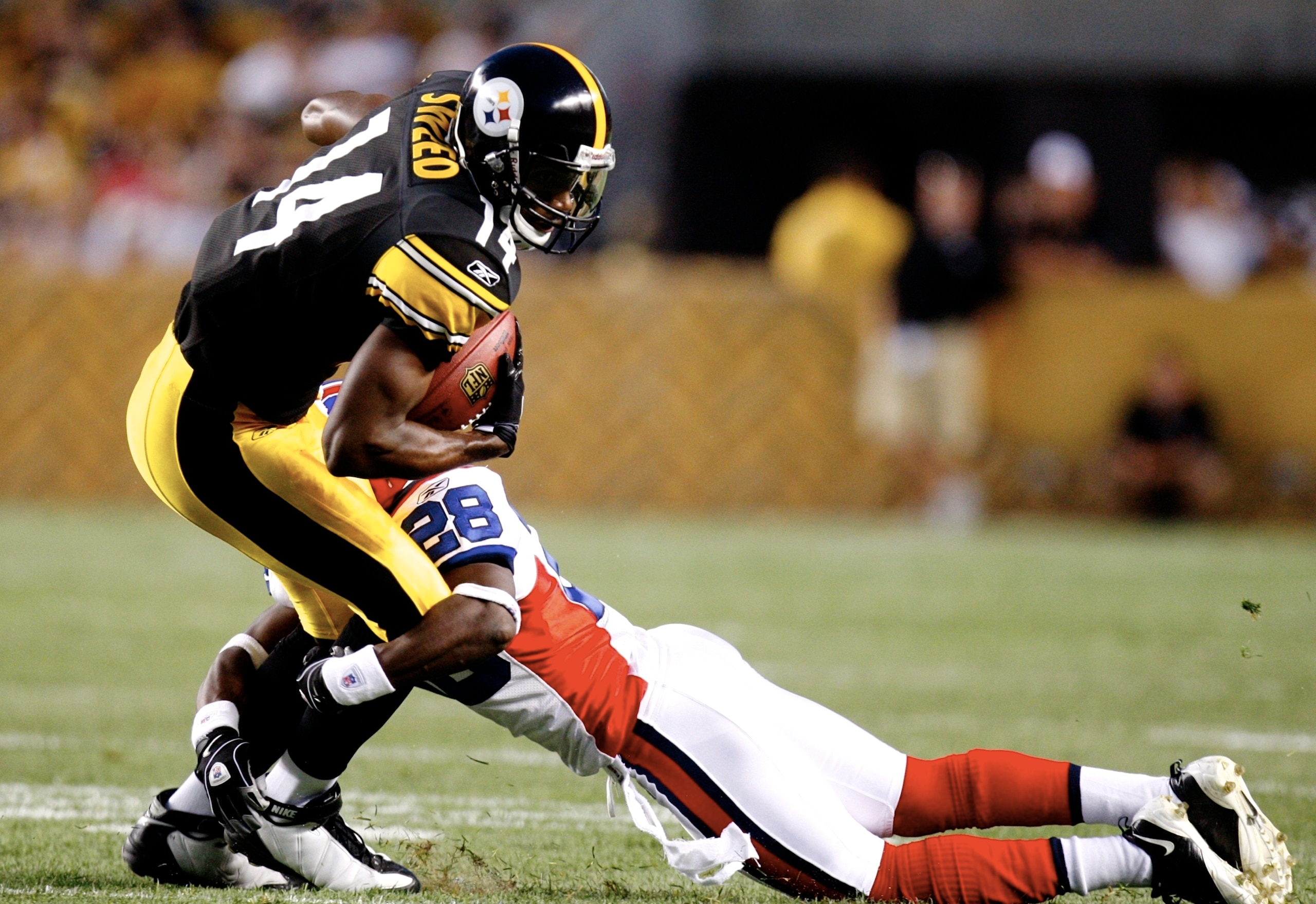 PITTSBURGH - AUGUST 29: Wide Reciever Limas Sweed #14 of the Pittsburgh Steelers makes the catch  against corner back Leodis McKelvin #28 of the Buffalo Bills at Heinz Field on August 29, 2009 in Pittsburgh, Pennsylvania. (Photo by Gregory Shamus/Getty Im