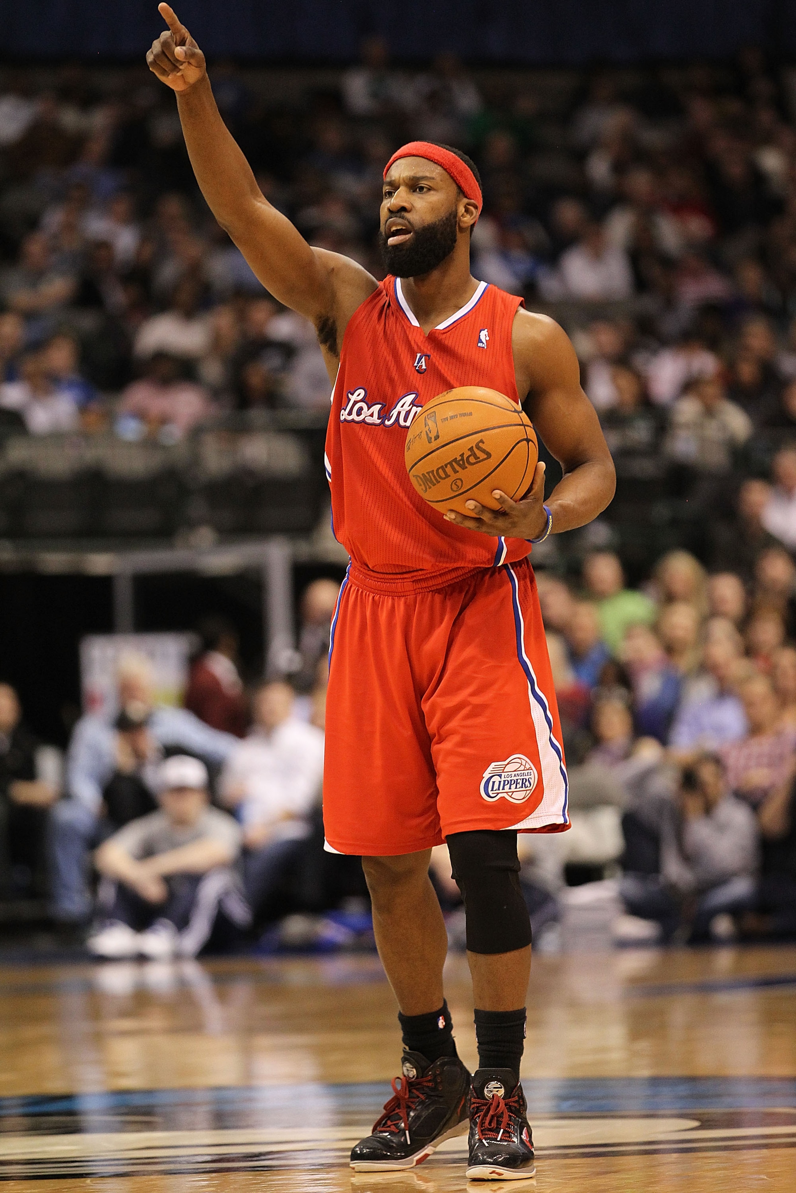 DALLAS, TX - JANUARY 25: Baron Davis #5 of the Los Angeles Clippers at American Airlines Center on January 25, 2011 in Dallas, Texas. NOTE TO USER: User expressly acknowledges and agrees that, by downloading and or using this photograph, User is consent DALLAS, TX - JANUARY 25: Baron Davis #5 of the Los Angeles Clippers at American Airlines Center on January 25, 2011 in Dallas, Texas. NOTE TO USER: User expressly acknowledges and agrees that, by downloading and or using this photograph, User is consent