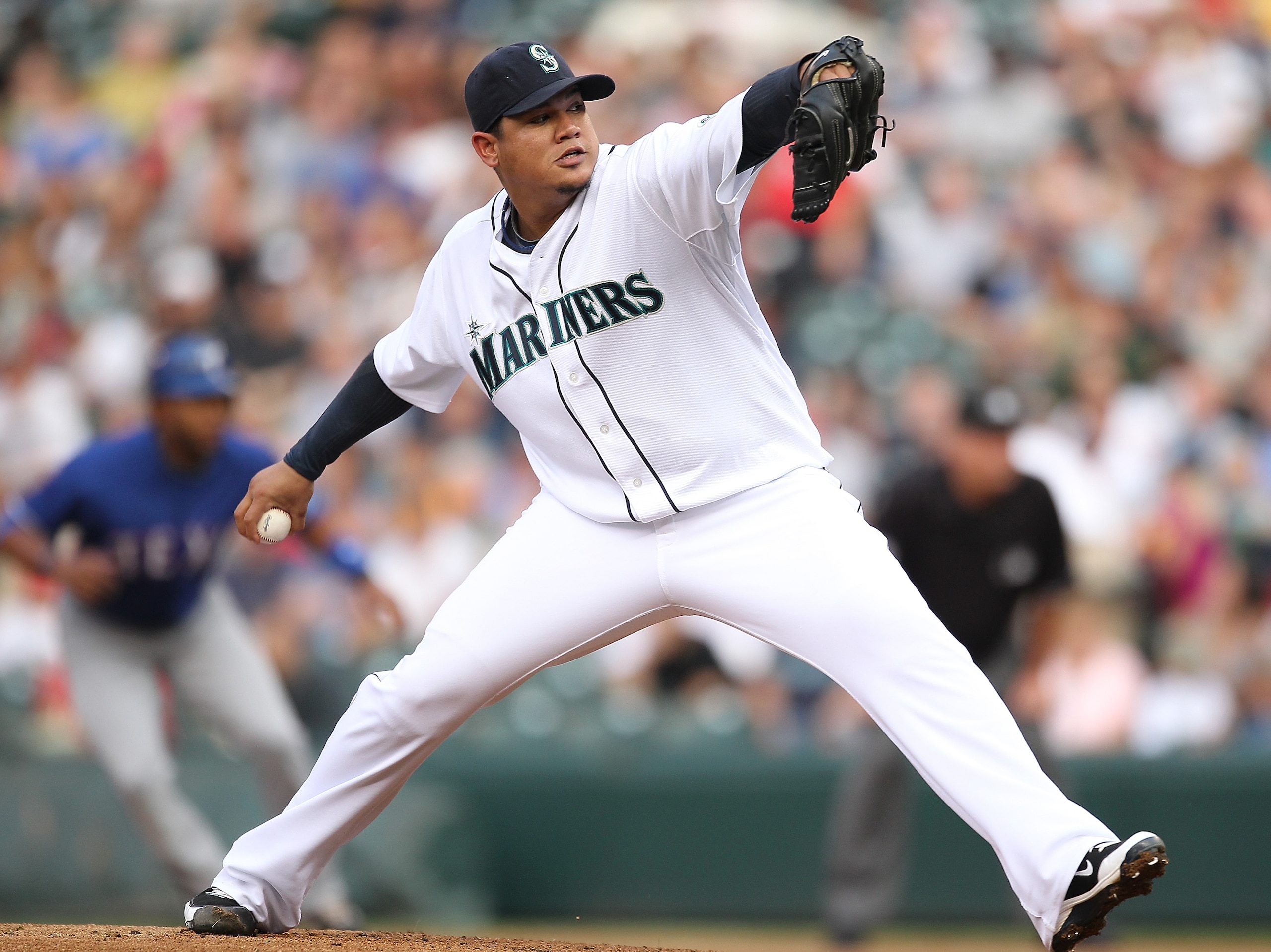 SEATTLE - AUGUST 05: Starting pitcher Felix Hernandez #34 of the Seattle Mariners pitches against the Texas Rangers at Safeco Field on August 5, 2010 in Seattle, Washington. (Photo by Otto Greule Jr/Getty Images) SEATTLE - AUGUST 05: Starting pitcher Felix Hernandez #34 of the Seattle Mariners pitches against the Texas Rangers at Safeco Field on August 5, 2010 in Seattle, Washington. (Photo by Otto Greule Jr/Getty Images)