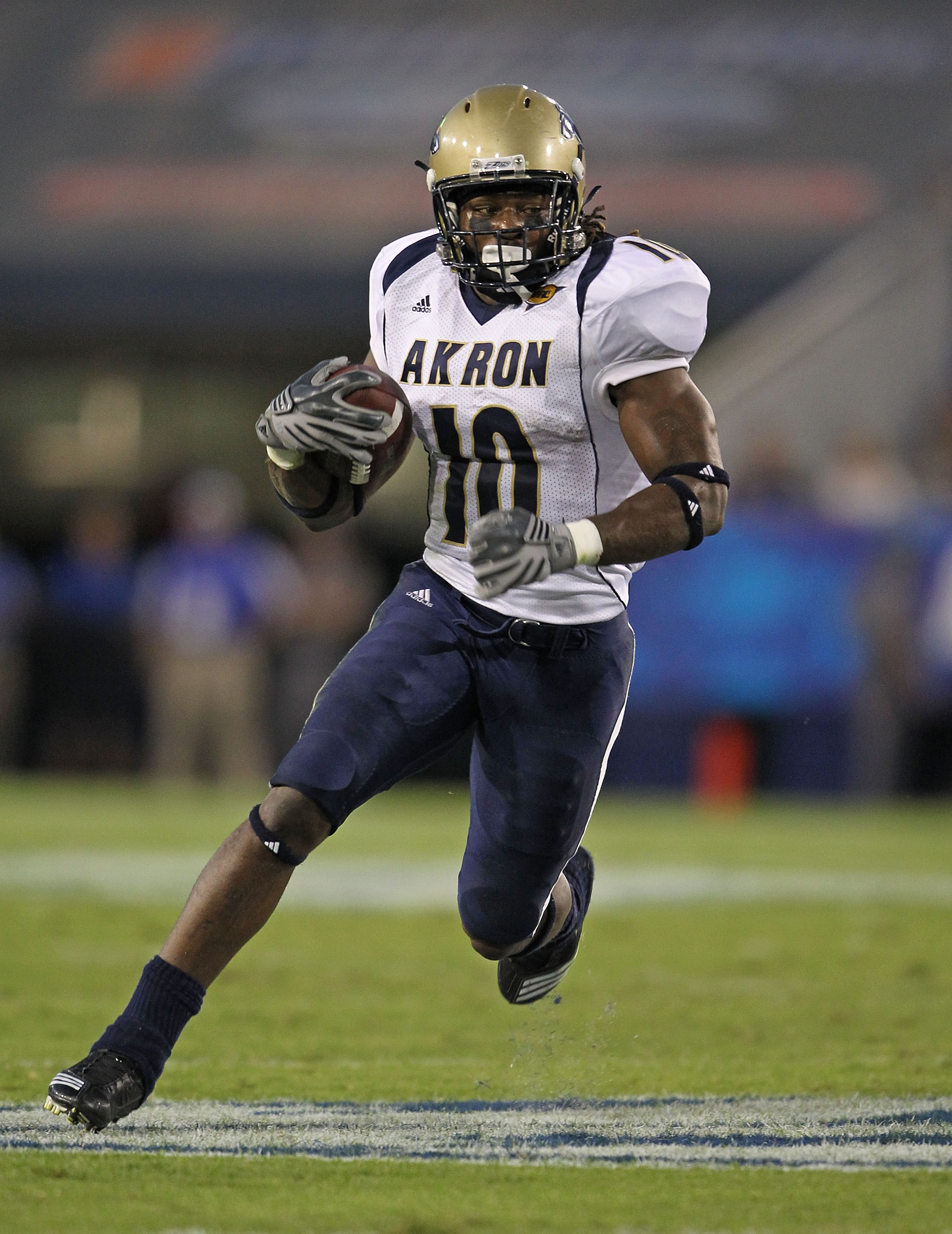LEXINGTON, KY - SEPTEMBER 18: Alex Allen #10 of the Akron Zips runs with the ball during the game against the Kentucky Wildcats at Commonwealth Stadium on September 18, 2010 in Lexington, Kentucky. (Photo by Andy Lyons/Getty Images)