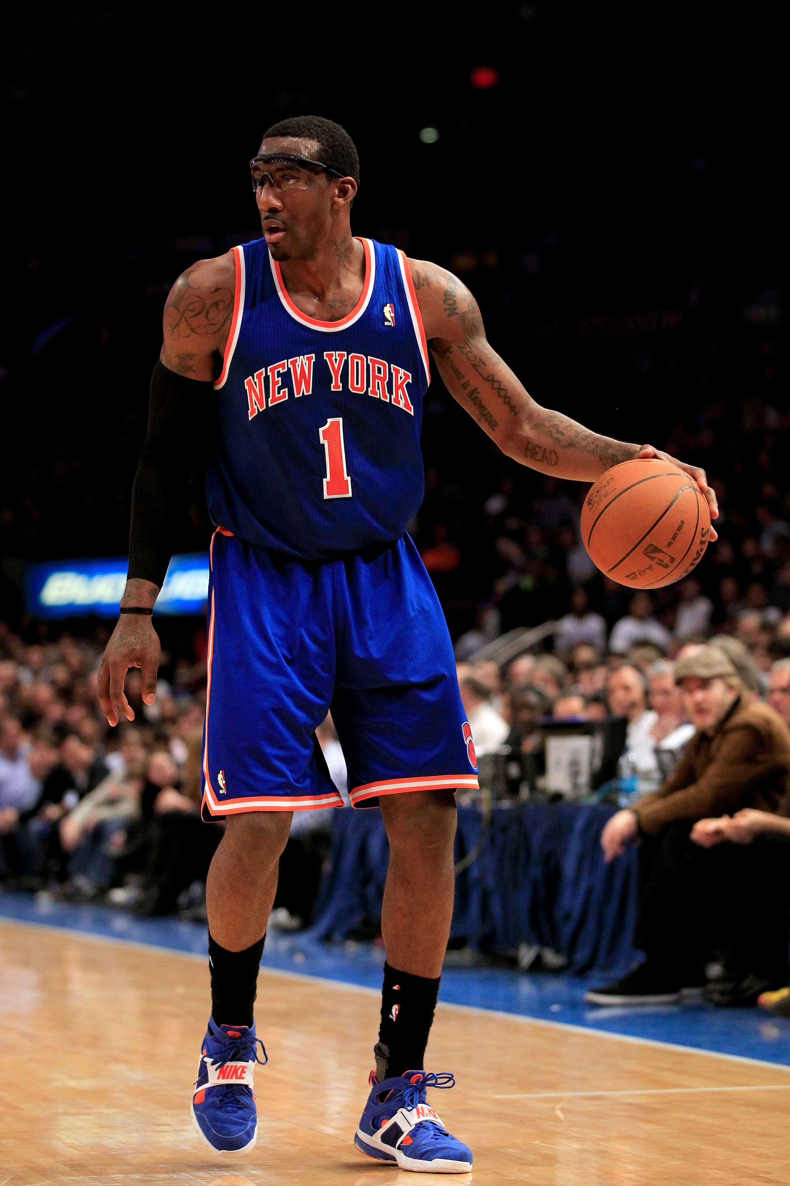 NEW YORK, NY - FEBRUARY 16: Amar'e Stoudemire #1 of the New York Knicks dribbles the ball against the Atlanta Hawks at Madison Square Garden on February 16, 2011 in New York City. NOTE TO USER: User expressly acknowledges and agrees that, by downloading NEW YORK, NY - FEBRUARY 16: Amar'e Stoudemire #1 of the New York Knicks dribbles the ball against the Atlanta Hawks at Madison Square Garden on February 16, 2011 in New York City. NOTE TO USER: User expressly acknowledges and agrees that, by downloading