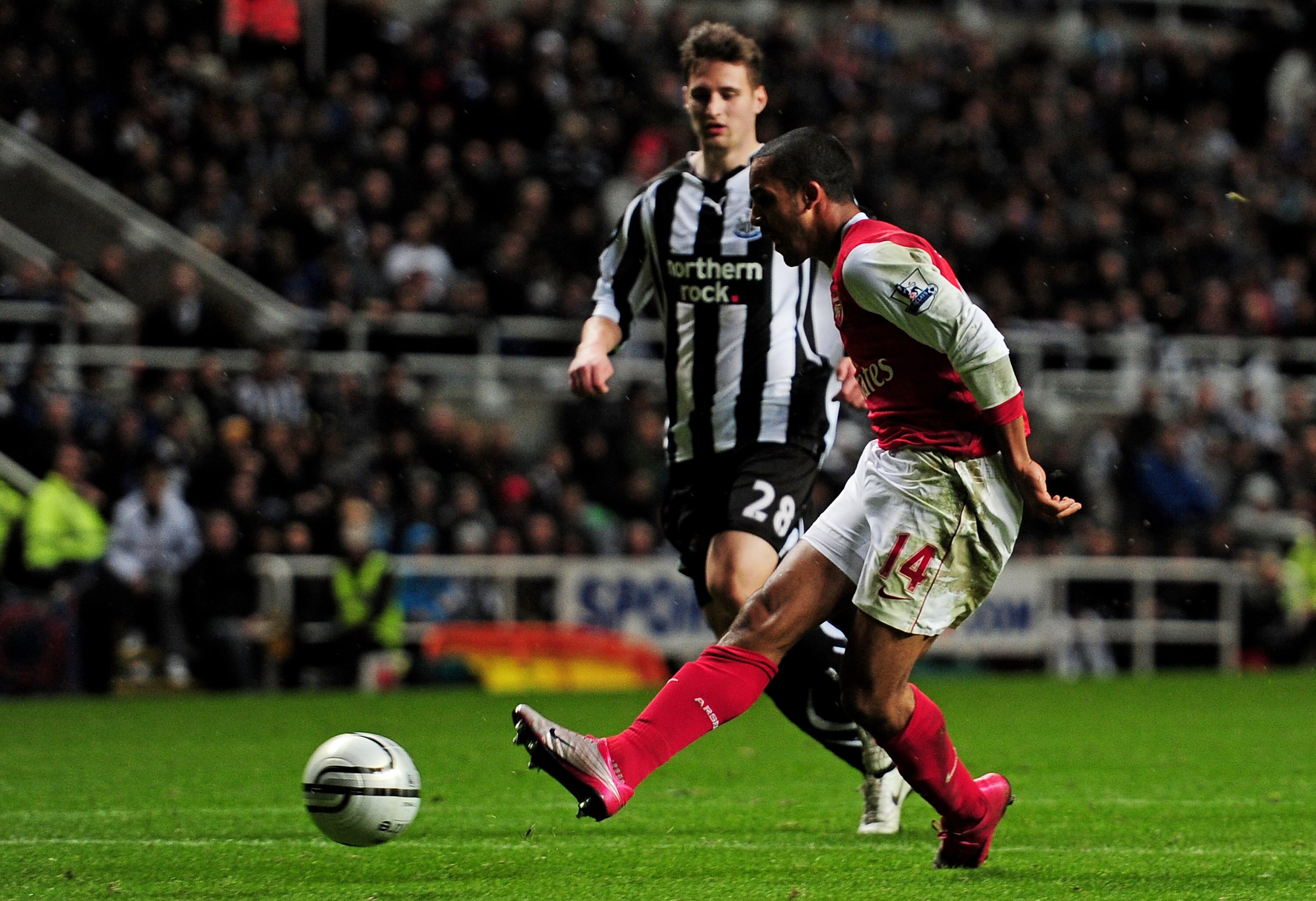 NEWCASTLE, UNITED KINGDOM - OCTOBER 27:  Theo Walcott of Arsenal scores his team's fourth goal during the Carling Cup Fourth Round match between Newcastle United and Arsenal at St James' Park on October 27, 2010 in Newcastle, England. (Photo by Laurence G