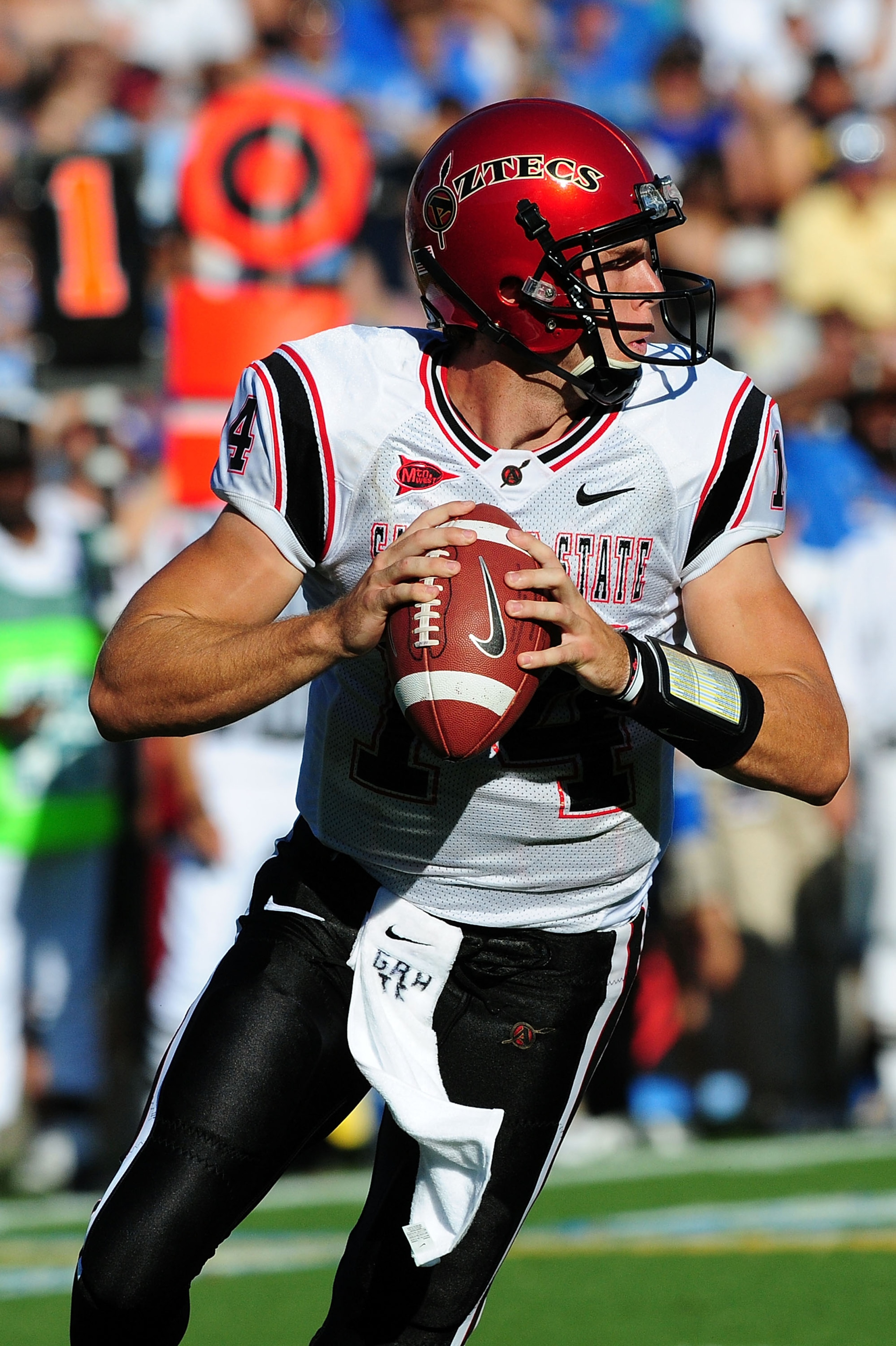PASADENA, CA - SEPTEMBER 05:  Ryan Lindley #14 of San Diego State prepares to throw the ball to teamate while playing against the UCLA Bruins at the Rose Bowl on September 5, 2009 in Pasadena, California.  (Photo by Jacob de Golish/Getty Images)