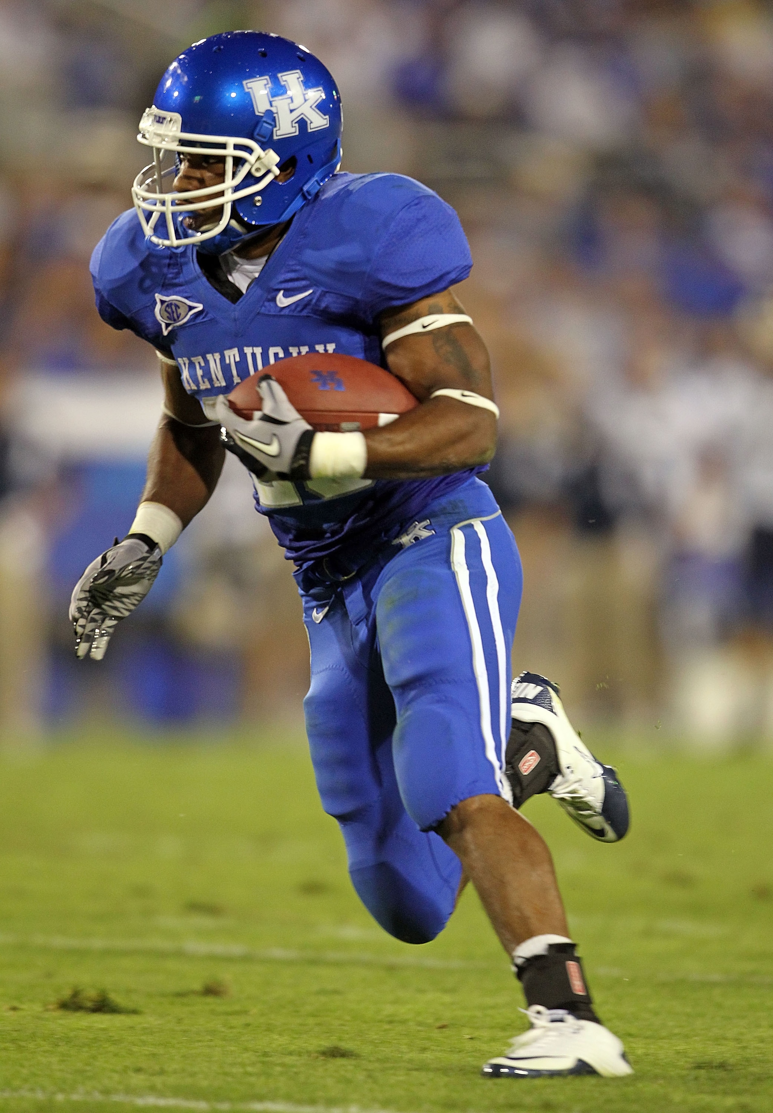 LEXINGTON, KY - SEPTEMBER 18:  Derrick Locke #20 of the Kentucky Wildcats runs with the ball during the game against the Akron Zips at Commonwealth Stadium on September 18, 2010 in Lexington, Kentucky.  (Photo by Andy Lyons/Getty Images)