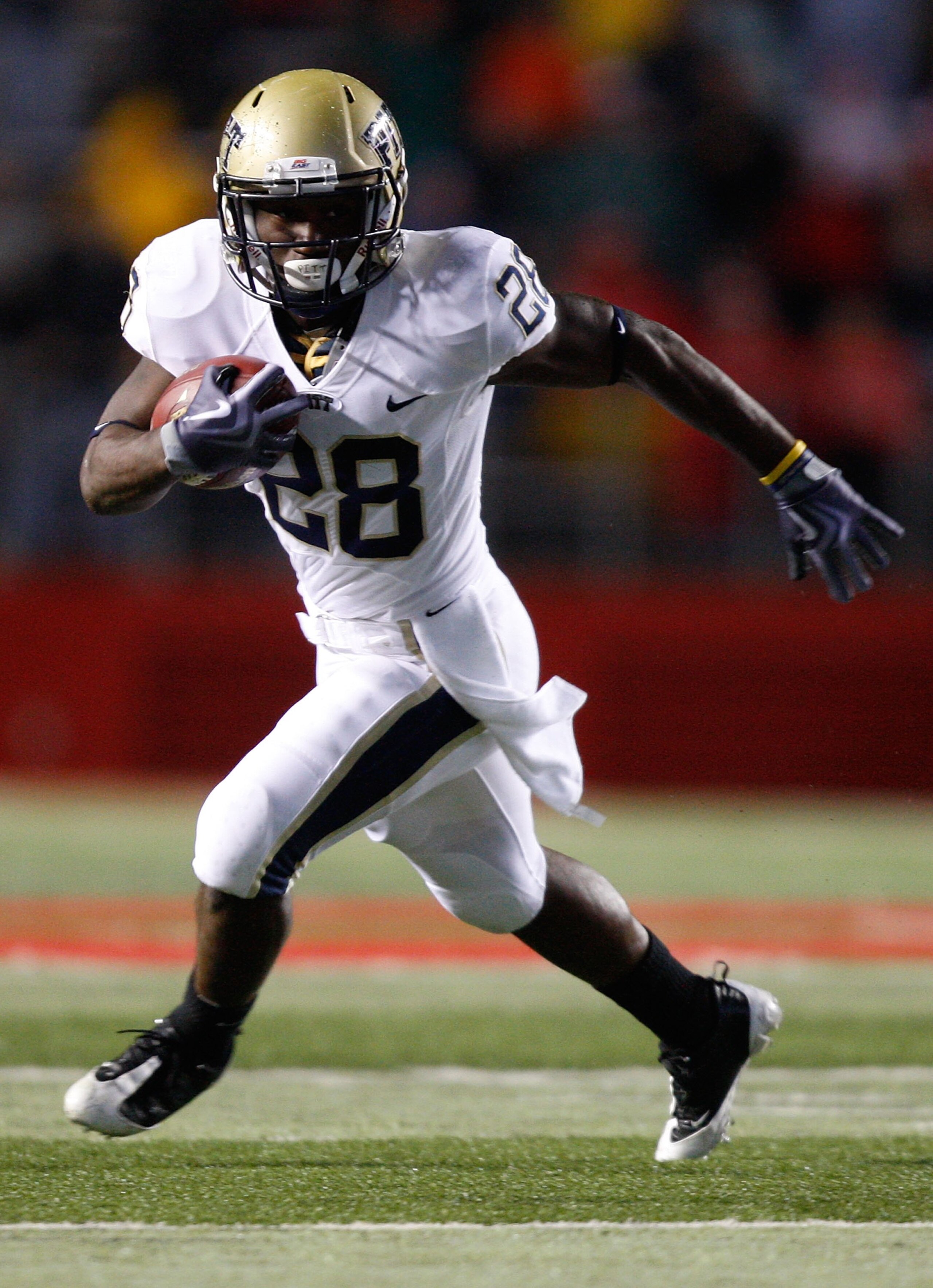PISCATAWAY, NJ - OCTOBER 16:  Dion Lewis #28 of the University of Pittsburgh Panthers runs against the the Rutgers University Scarlett Knights on October 16, 2009 at Rutgers Stadium in Piscataway, New Jersey.  (Photo by Jared Wickerham/Getty Images)