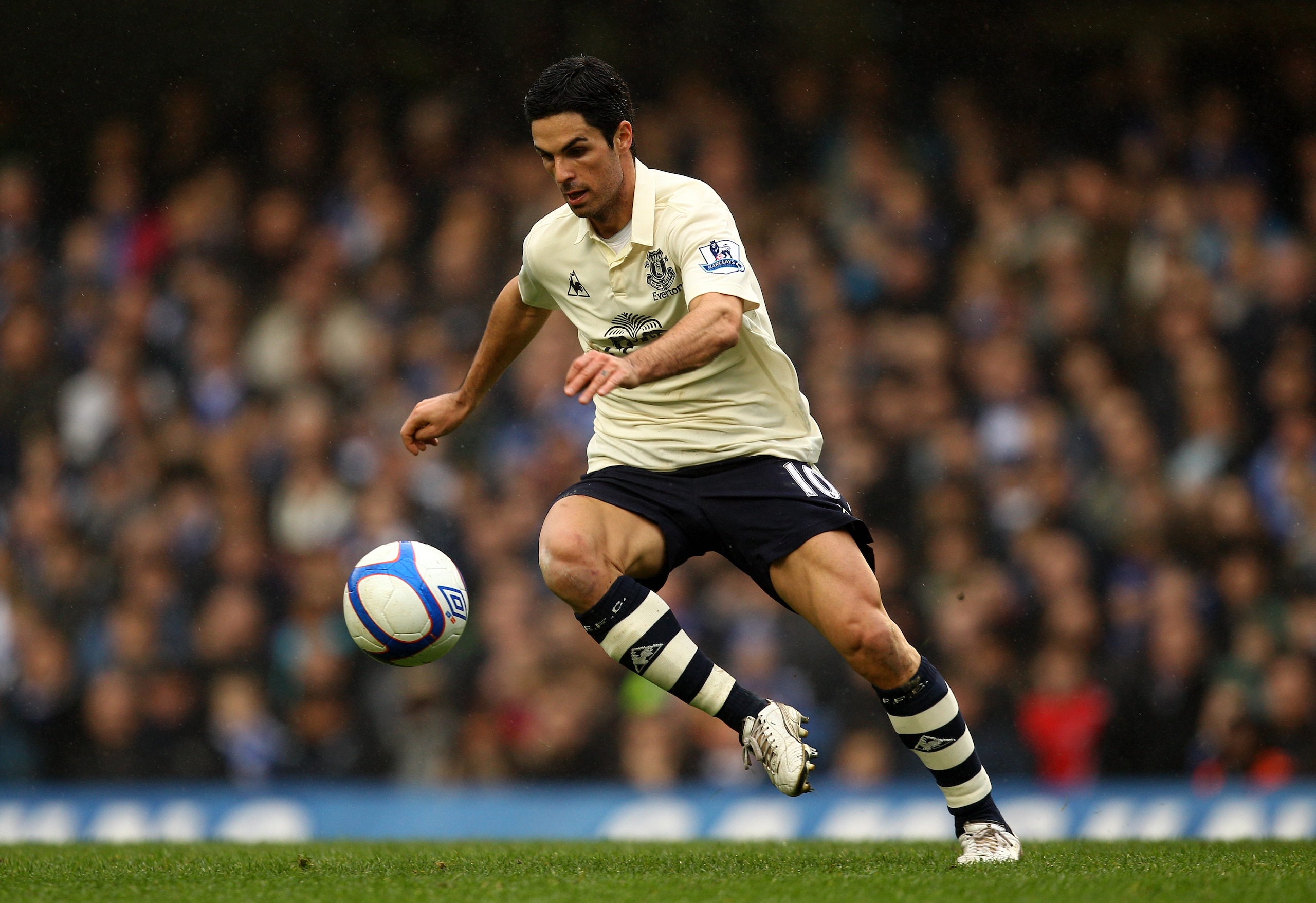 LONDON, ENGLAND - FEBRUARY 19:  Mikel Arteta of Everton controls the ball during the FA Cup sponsored by E.ON 4th round replay match between Chelsea and Everton at Stamford Bridge on February 19, 2011 in London, England.  (Photo by Richard Heathcote/Getty