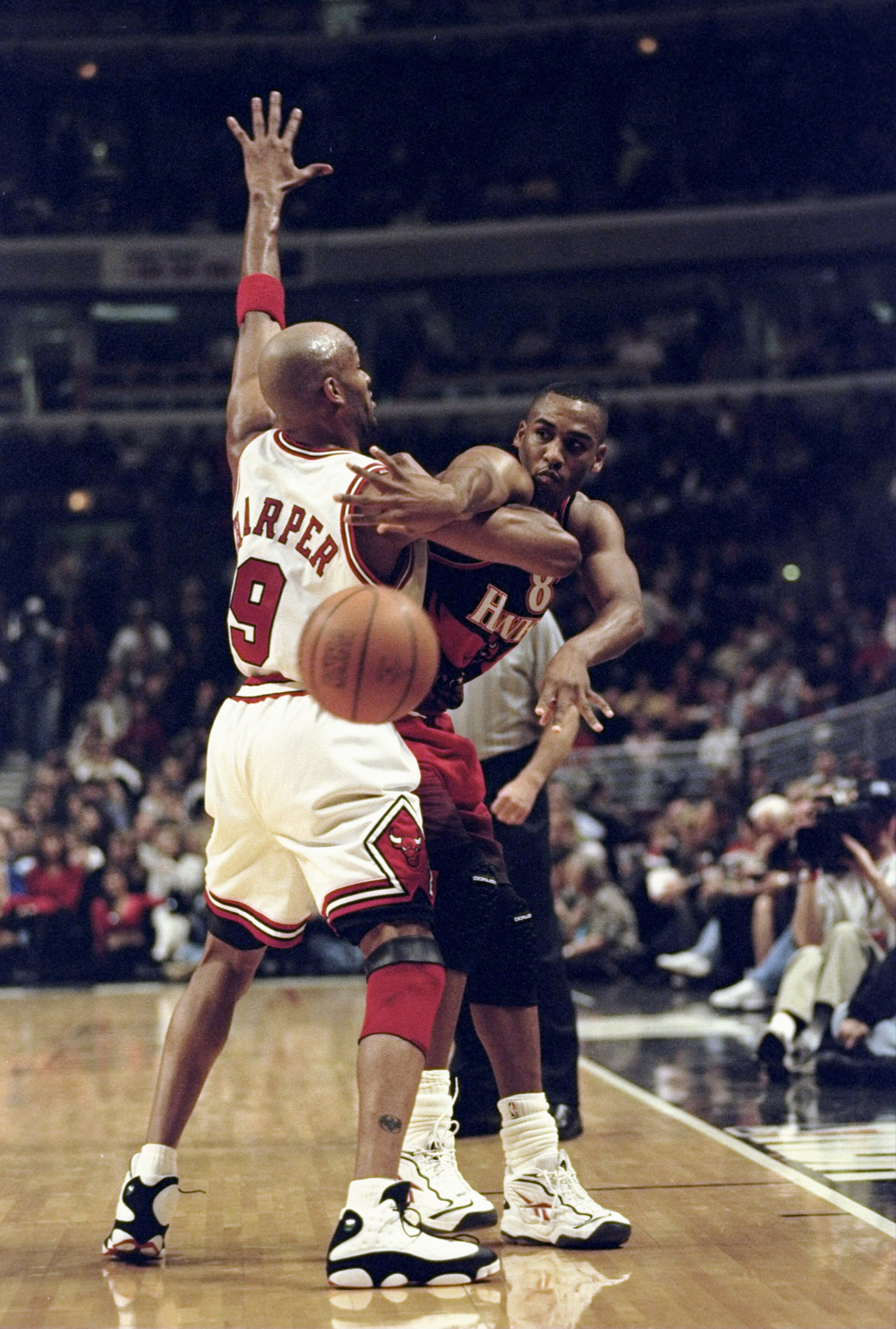 9 Feb 1999: Steve Smith #8 of the Atlanta Hawks passes the ball as Ron Harper #9 of the Chicago Bulls blocks him during the game at the United Center in Chicago, Illinois. The Hawks defeated the Bulls 87-71.