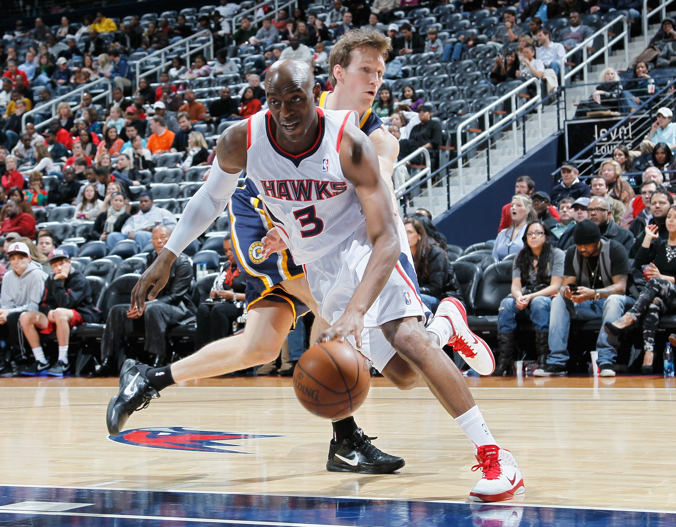 ATLANTA, GA - DECEMBER 11:  Damien Wilkins #3 of the Atlanta Hawks against Mike Dunleavy #17 of the Indiana Pacers at Philips Arena on December 11, 2010 in Atlanta, Georgia.  NOTE TO USER: User expressly acknowledges and agrees that, by downloading and/or