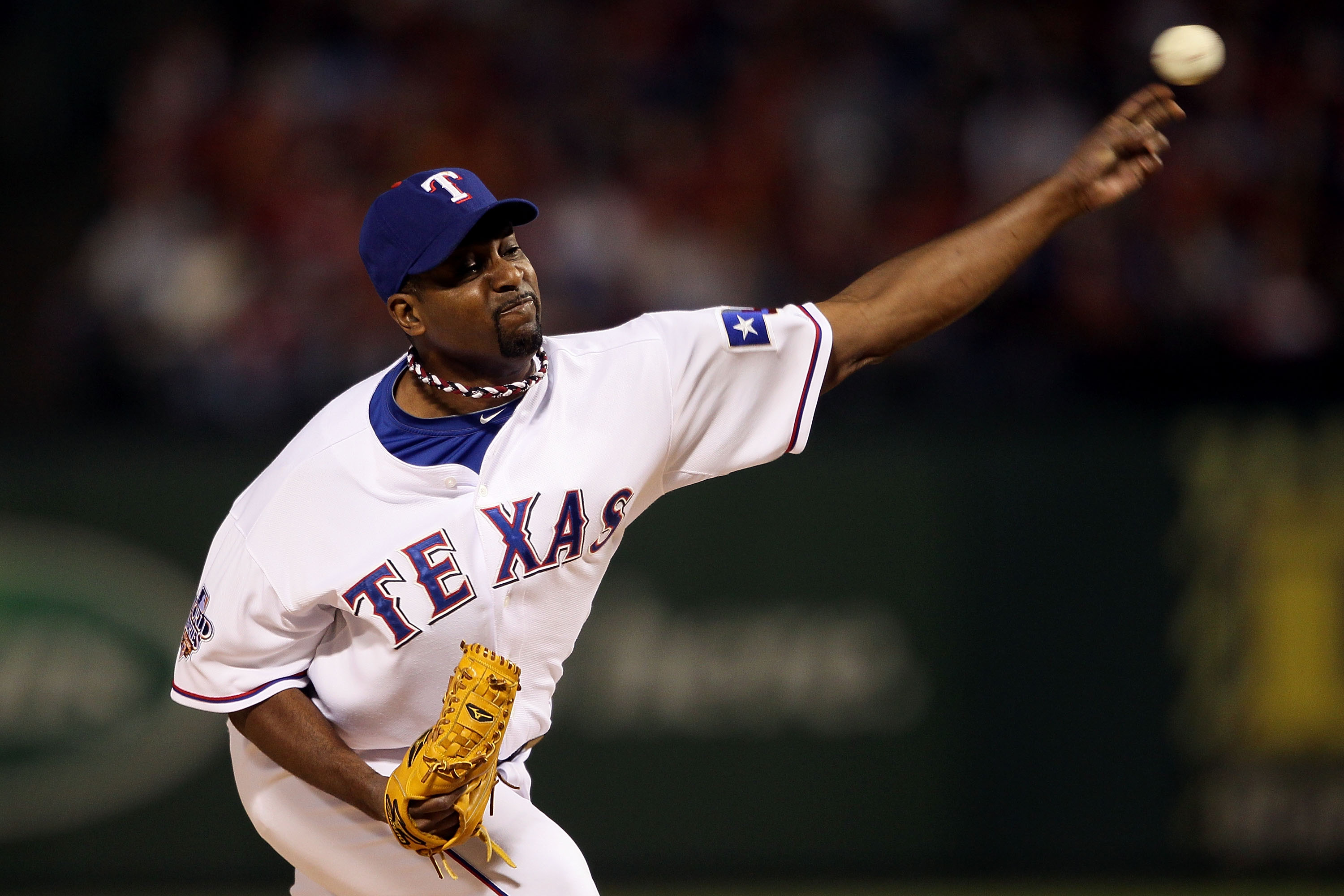 ARLINGTON, TX - OCTOBER 31:  Darren Oliver #28 of the Texas Rangers pitches against the San Francisco Giants in Game Four of the 2010 MLB World Series at Rangers Ballpark in Arlington on October 31, 2010 in Arlington, Texas.  (Photo by Elsa/Getty Images)