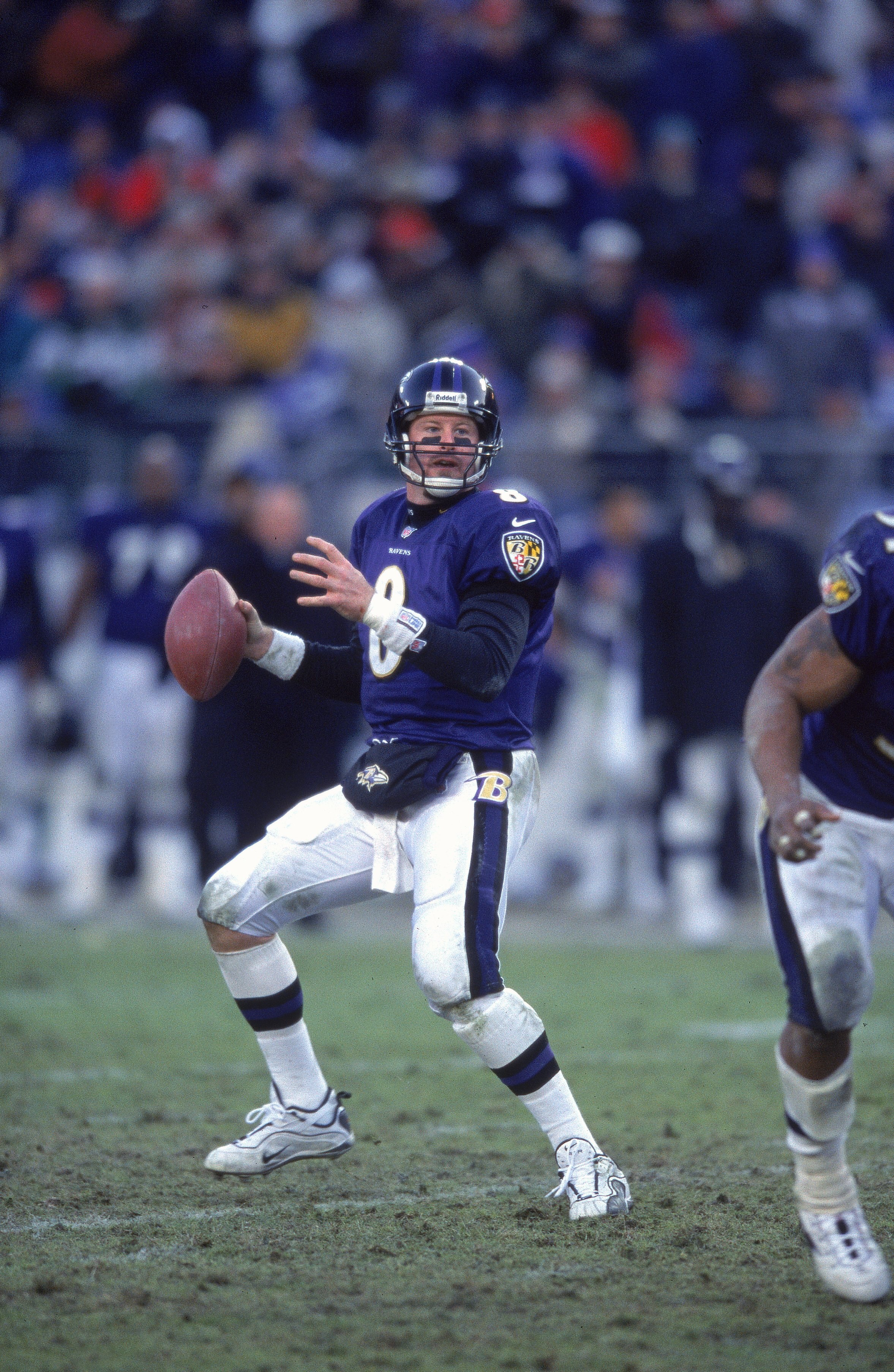 24 Dec 2000:  Trent Dilfer #8 of the Baltimore Ravens drops back to pass the ball during the game against the New York Jets at the PSINet Stadium in Baltimore, Maryland. The Ravens defeated the Jets 34-20.Mandatory Credit: Doug Pensinger  /Allsport