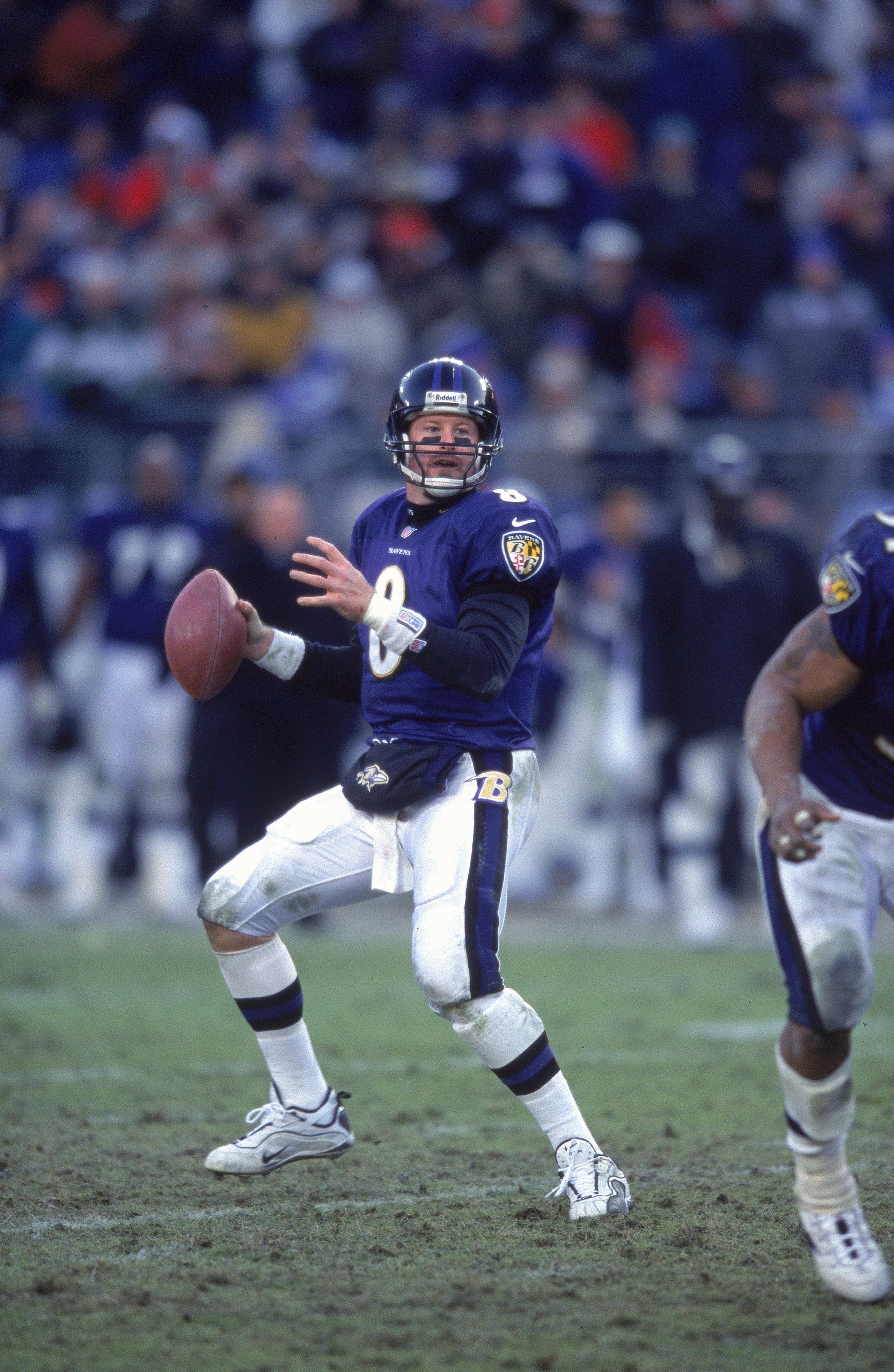 24 Dec 2000:  Trent Dilfer #8 of the Baltimore Ravens drops back to pass the ball during the game against the New York Jets at the PSINet Stadium in Baltimore, Maryland. The Ravens defeated the Jets 34-20.Mandatory Credit: Doug Pensinger  /Allsport