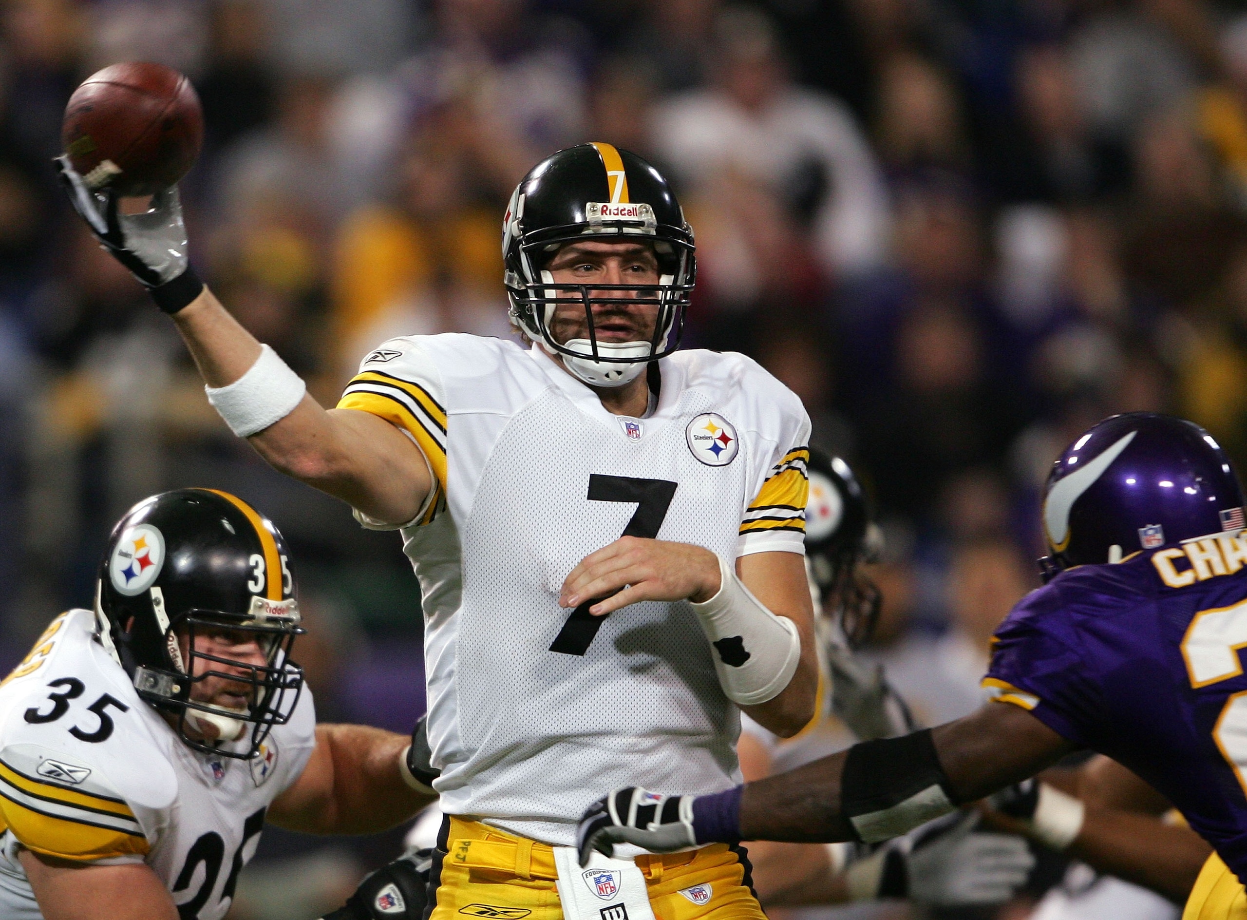 MINNEAPOLIS, MN - DECEMBER 18:  Ben Roethlisberger #7 of the Pittsburgh Steelers passes the ball as Corey Chavous #21 of the Minnesota Vikings pressures on December 18, 2005 at the Hubert H. Humphrey Metrodome in Minneapolis, Minnesota.(Photo by Elsa/Gett
