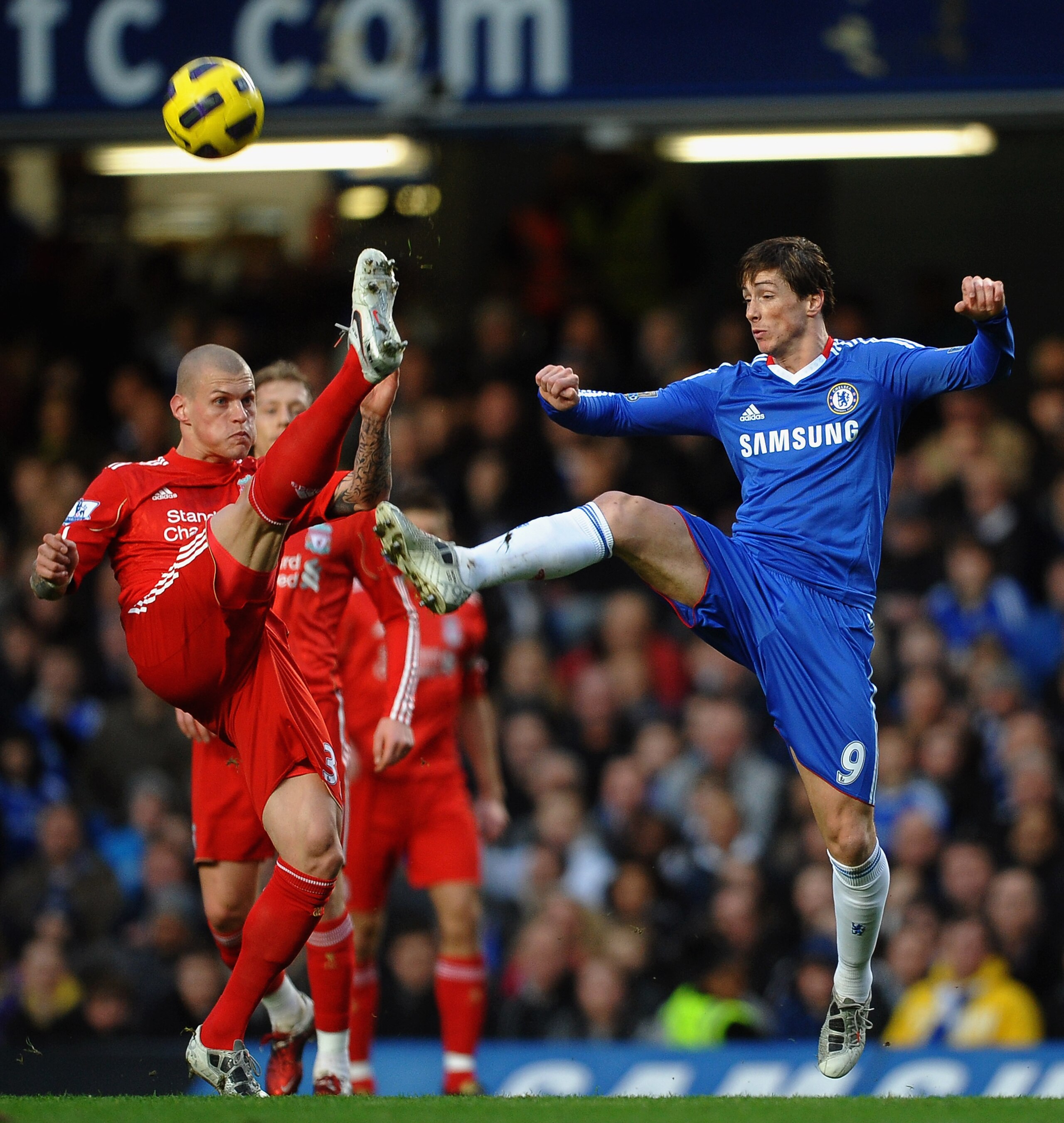 LONDON, ENGLAND - FEBRUARY 06:  Fernando Torres of Chelsea challenges Martin Skrtel of Liverpool during the Barclays Premier League match between Chelsea and Liverpool at Stamford Bridge on February 6, 2011 in London, England.  (Photo by Laurence Griffith