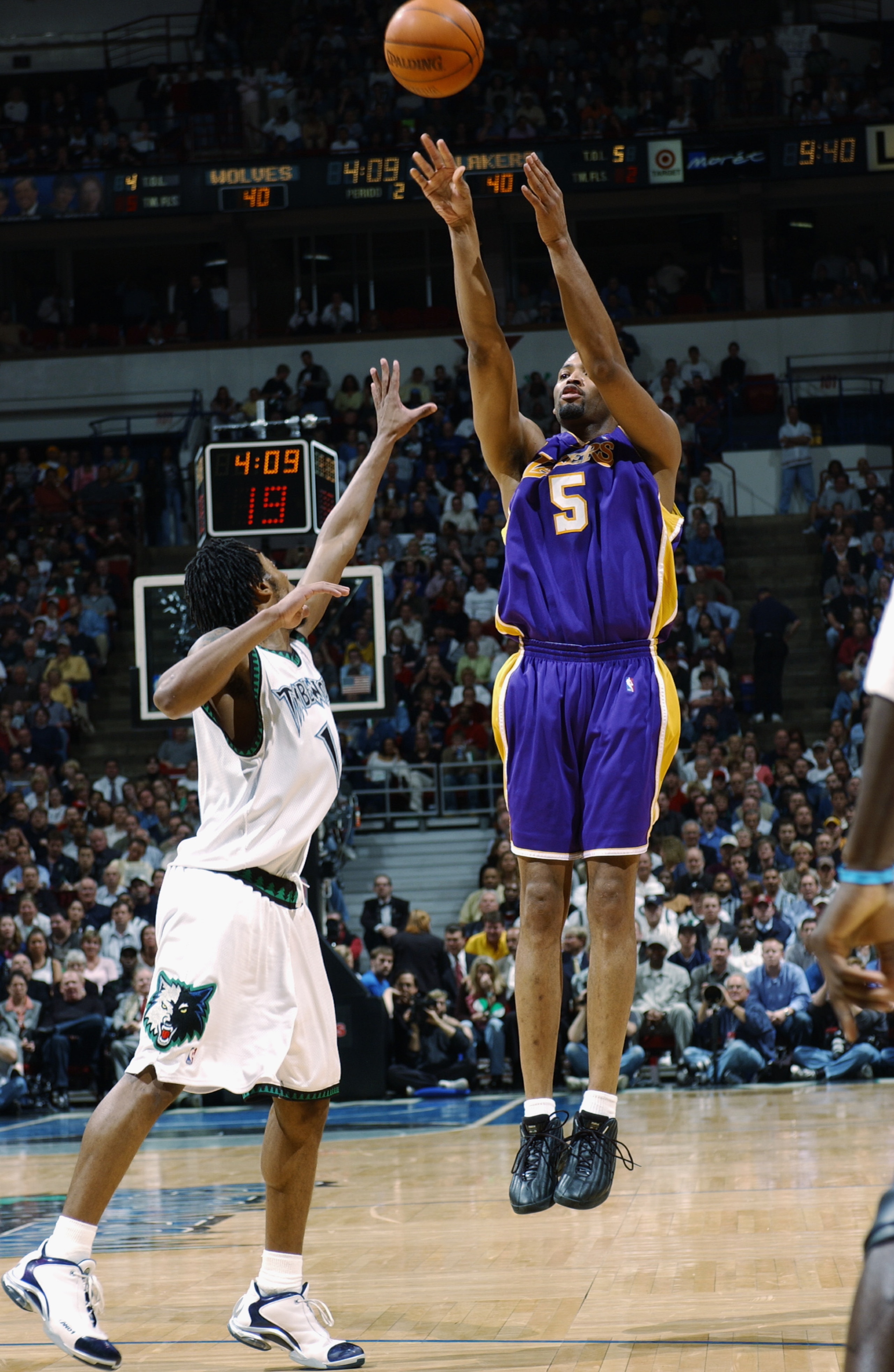 MINNEAPOLIS - APRIL 29: Robert Horry #5 of the Los Angeles Lakers shoots over Troy Hudson #16 of the Minnesota Timberwolves in Game five of the Western Conference Quarterfinals during the 2003 NBA Playoffs at Target Center on April 29, 2003 in Minneapoli MINNEAPOLIS - APRIL 29: Robert Horry #5 of the Los Angeles Lakers shoots over Troy Hudson #16 of the Minnesota Timberwolves in Game five of the Western Conference Quarterfinals during the 2003 NBA Playoffs at Target Center on April 29, 2003 in Minneapoli