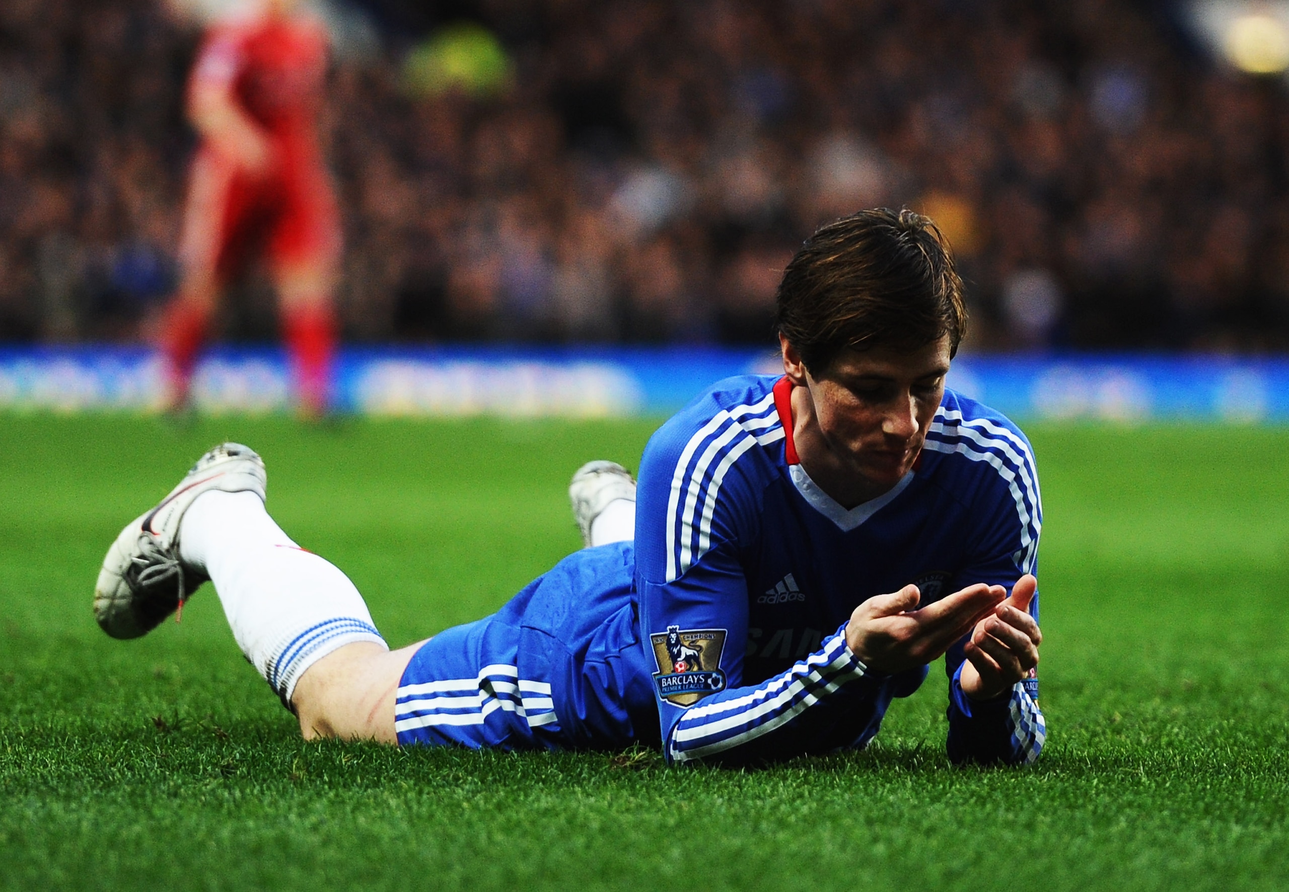 LONDON, ENGLAND - FEBRUARY 06:  Fernando Torres of Chelsea looks on after a challenge by Daniel Agger of Liverpool during the Barclays Premier League match between Chelsea and Liverpool at Stamford Bridge on February 6, 2011 in London, England.  (Photo by