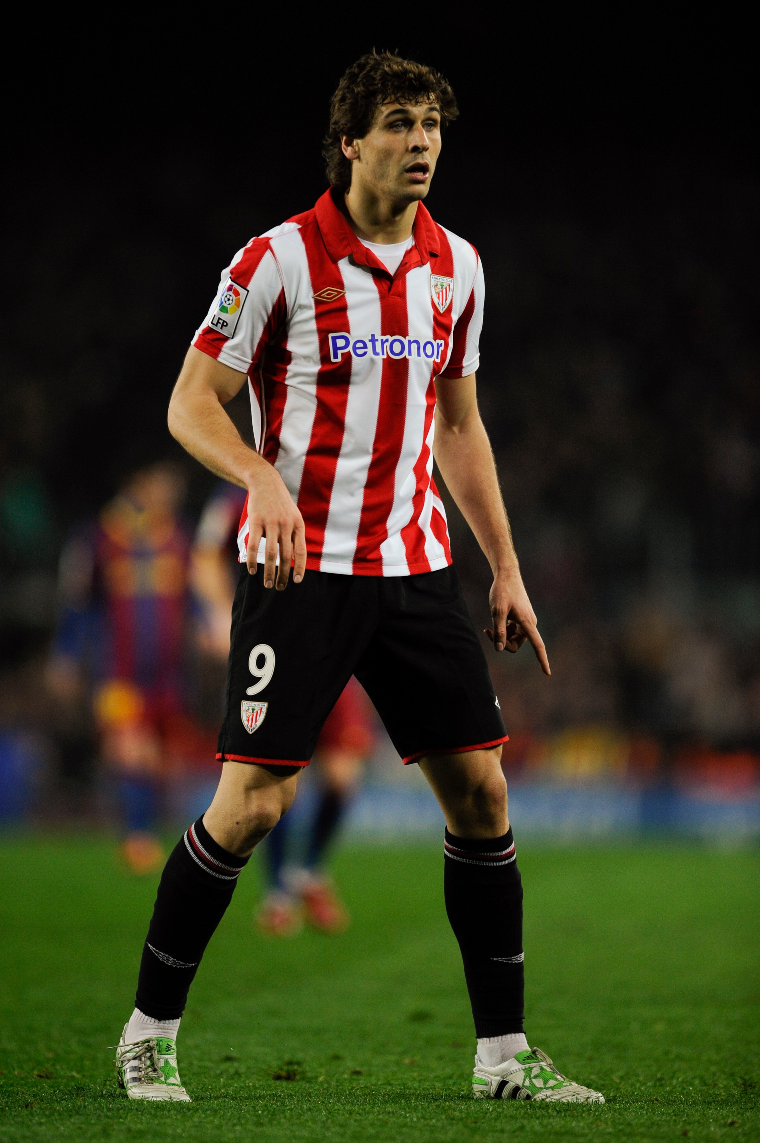 BARCELONA, SPAIN - FEBRUARY 20:  Fernando Llorente of Athletic Bilbao looks on during the La Liga match between FC Barcelona and Athletic Bilbao at Camp Nou on February 20, 2011 in Barcelona, Spain. Barcelona won 2-1.  (Photo by David Ramos/Getty Images)