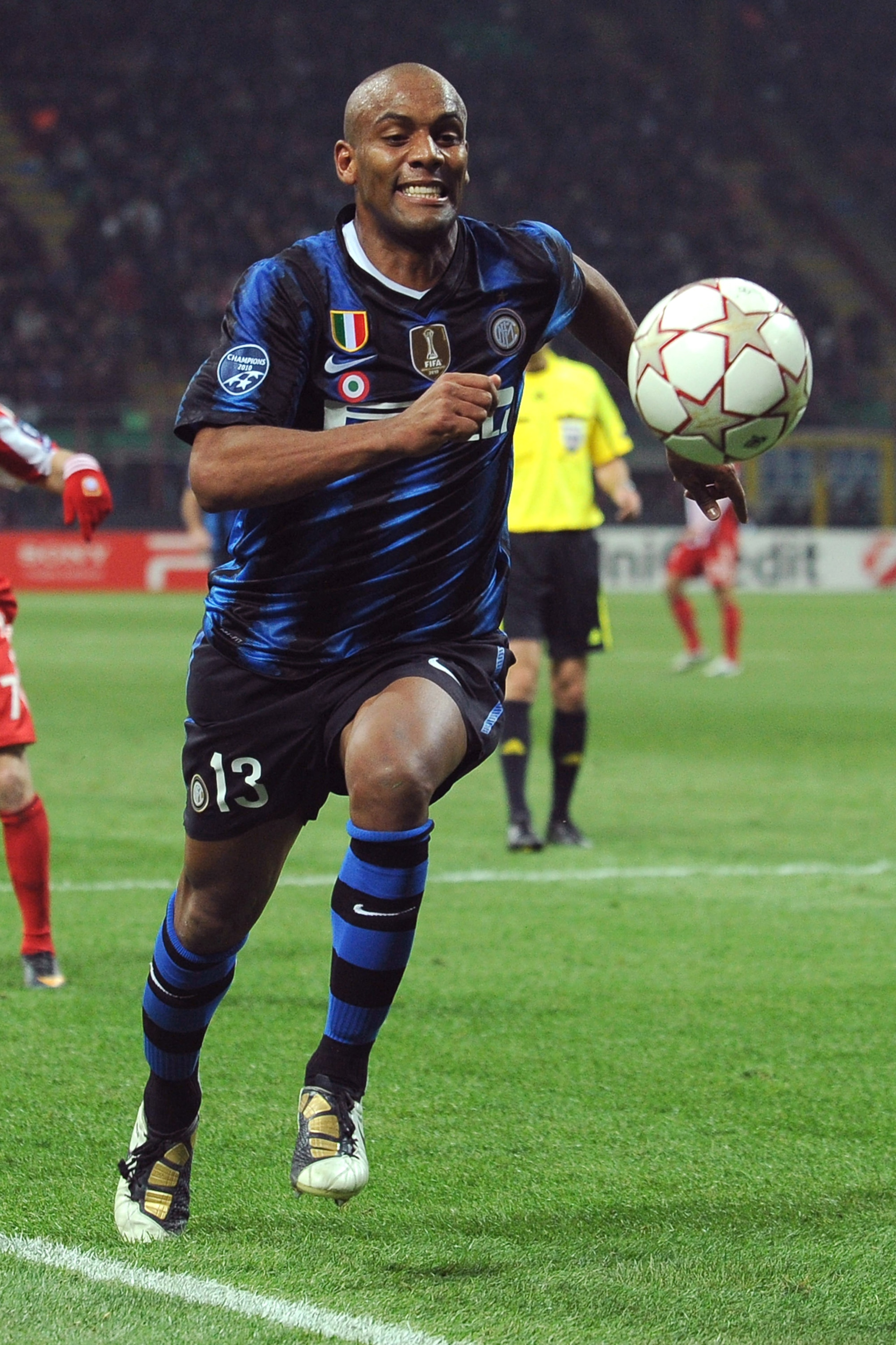 MILAN, ITALY - FEBRUARY 23:  Douglas Maicon of Inter Milan in action during the UEFA Champions League round of 16 first leg match between Inter Milan v FC Bayern Muenchen on February 23, 2011 in Milan, Italy.  (Photo by Valerio Pennicino/Getty Images)