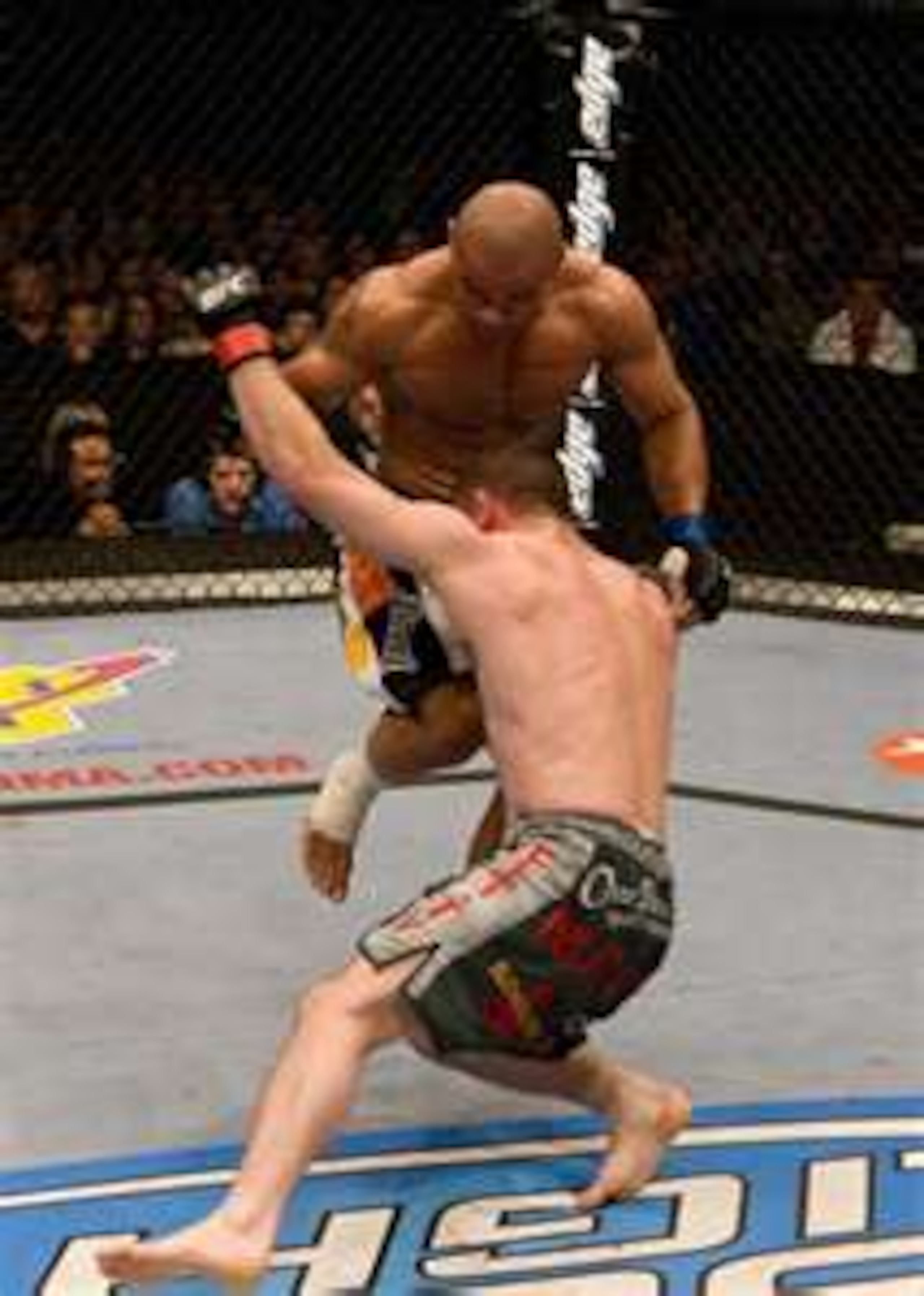 A head snapping knee delivered by Thiago Alves