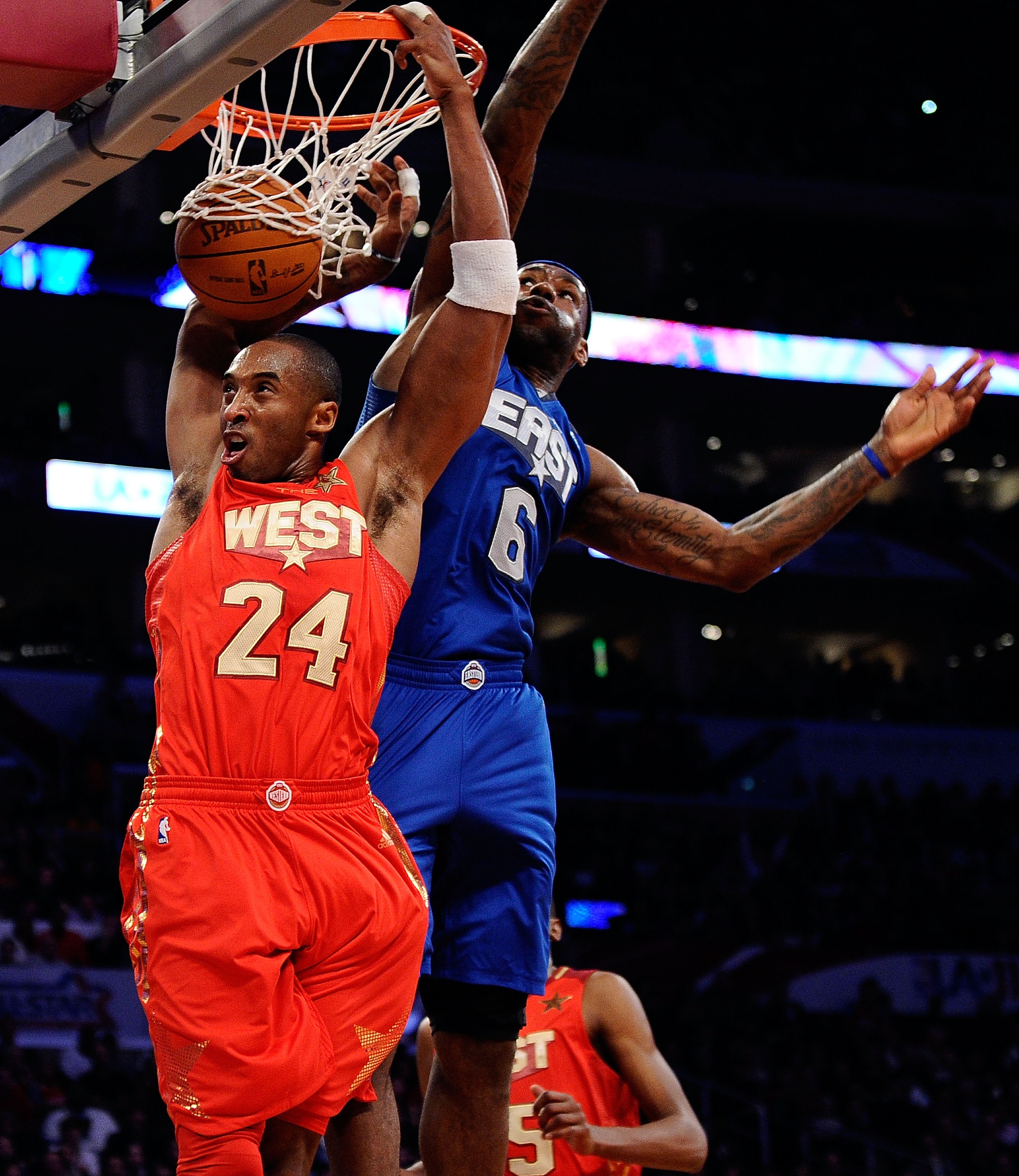 LOS ANGELES, CA - FEBRUARY 20:  Kobe Bryant #24 of the Los Angeles Lakers and the Western Conference dunks in front of LeBron James #6 of the Miami Heat and the Eastern Conference in the second half of the 2011 NBA All-Star Game at Staples Center on Febru