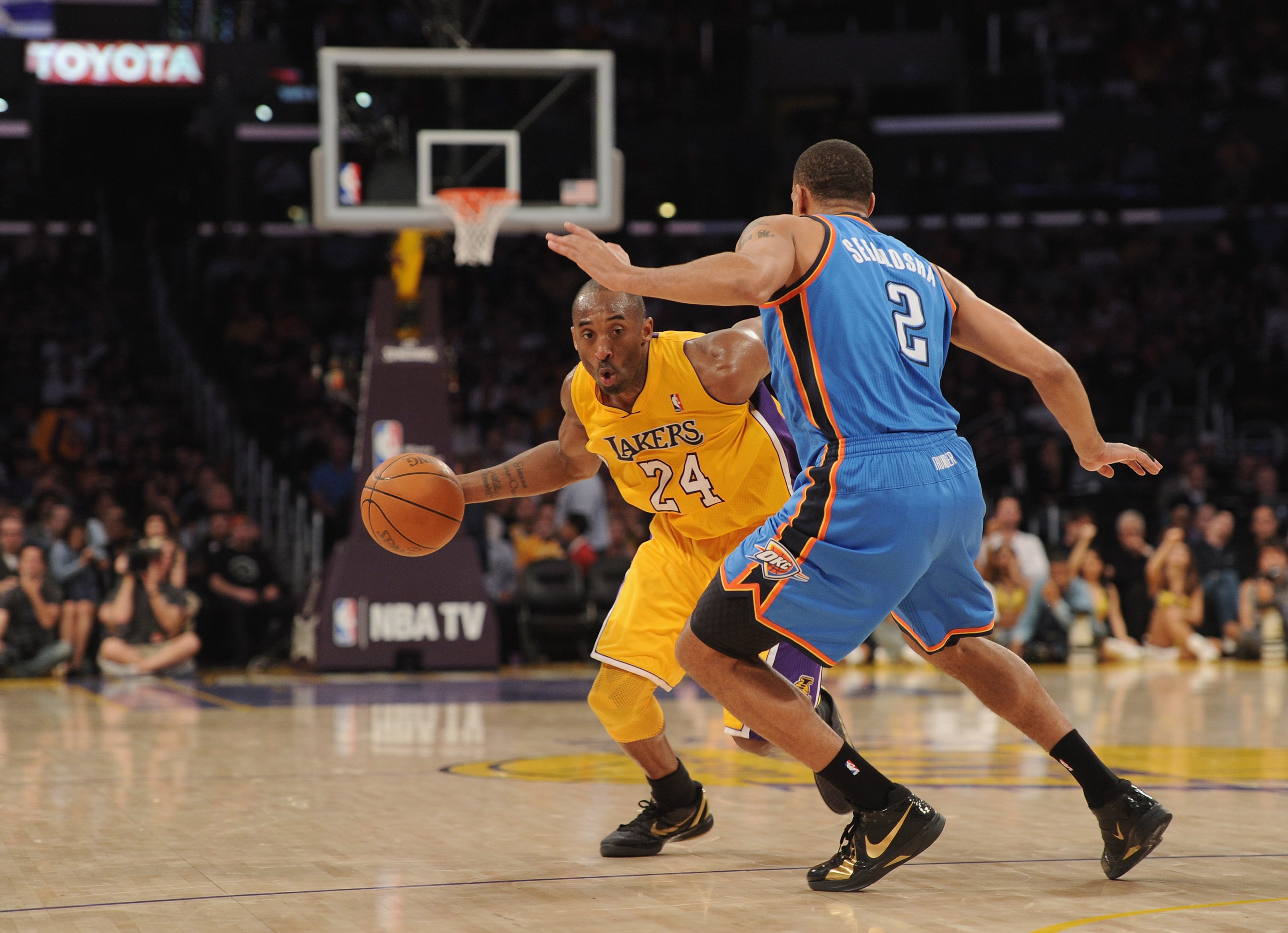 LOS ANGELES, CA - JANUARY 17: Kobe Bryant #24 of the Los Angeles Lakers dribbles around Thabo Sefolosha #2 of the Oklahoma City Thunder at the Staples Center on January 17, 2011 in Los Angeles, California. (Photo by Harry How/Getty Images) NOTE TO USE LOS ANGELES, CA - JANUARY 17: Kobe Bryant #24 of the Los Angeles Lakers dribbles around Thabo Sefolosha #2 of the Oklahoma City Thunder at the Staples Center on January 17, 2011 in Los Angeles, California. (Photo by Harry How/Getty Images) NOTE TO USE