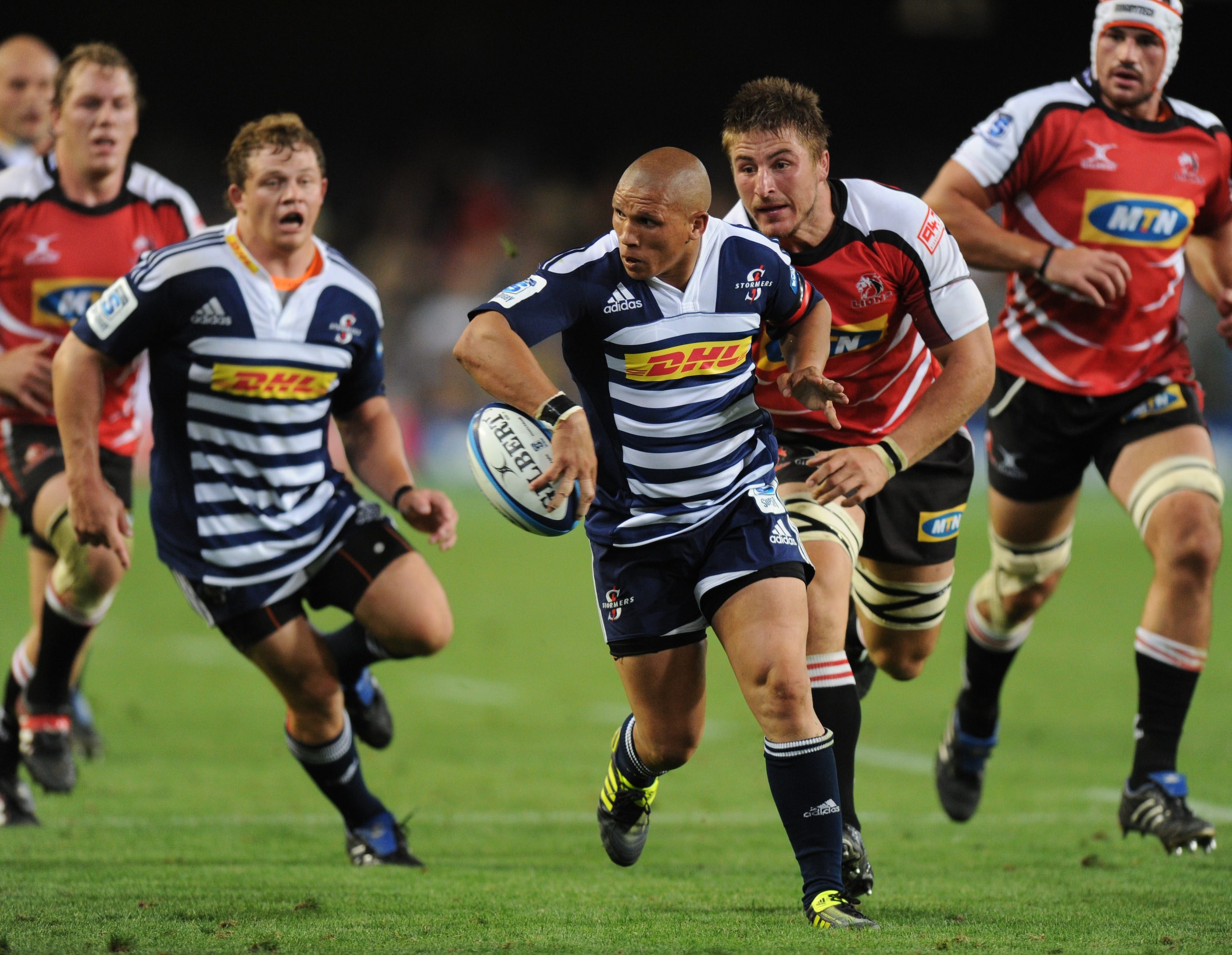 CAPE TOWN, SOUTH AFRICA - FEBRUARY 26:  Ricky Januarie of the Stormers goes for the back flip pass during the Super Rugby match between DHL Stormers and Lions at DHL Newlands Stadium on February 26, 2011 in Cape Town, South Africa. (Photo by Peter Heeger/