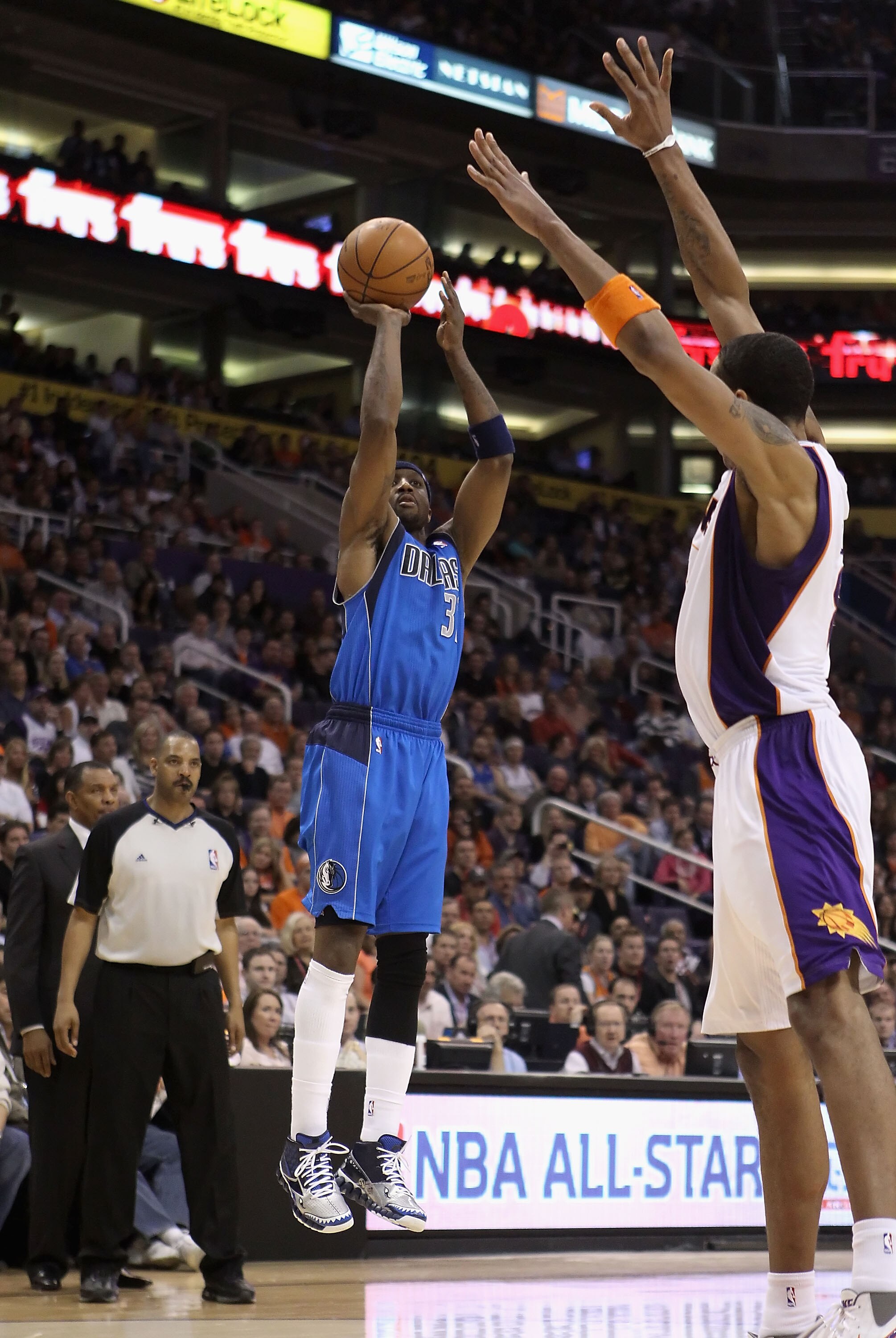 PHOENIX, AZ - FEBRUARY 17:  Jason Terry #31 of the Dallas Mavericks attempts a shot over Channing Frye #8 of the Phoenix Suns during the NBA game at US Airways Center on February 17, 2011 in Phoenix, Arizona.  The Mavericks defeated the Suns 112-106. NOTE