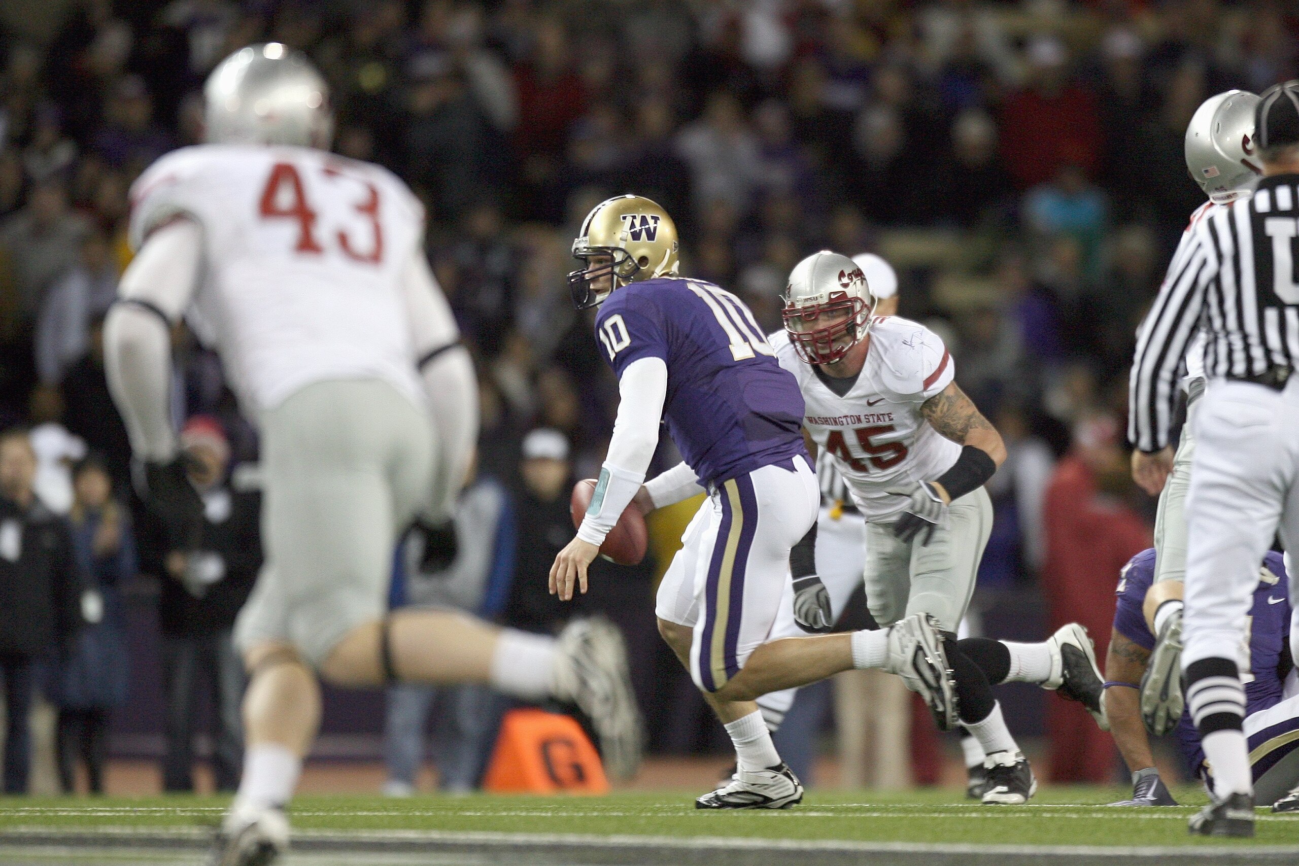SEATTLE - NOVEMBER 28: Quarterback Jake Locker #10 of the Washington Huskies runs the ball against the Washington State Cougars on November 28, 2009 at Husky Stadium in Seattle, Washington. The Huskies defeated the Cougars 30-0. (Photo by Otto Greule Jr/G