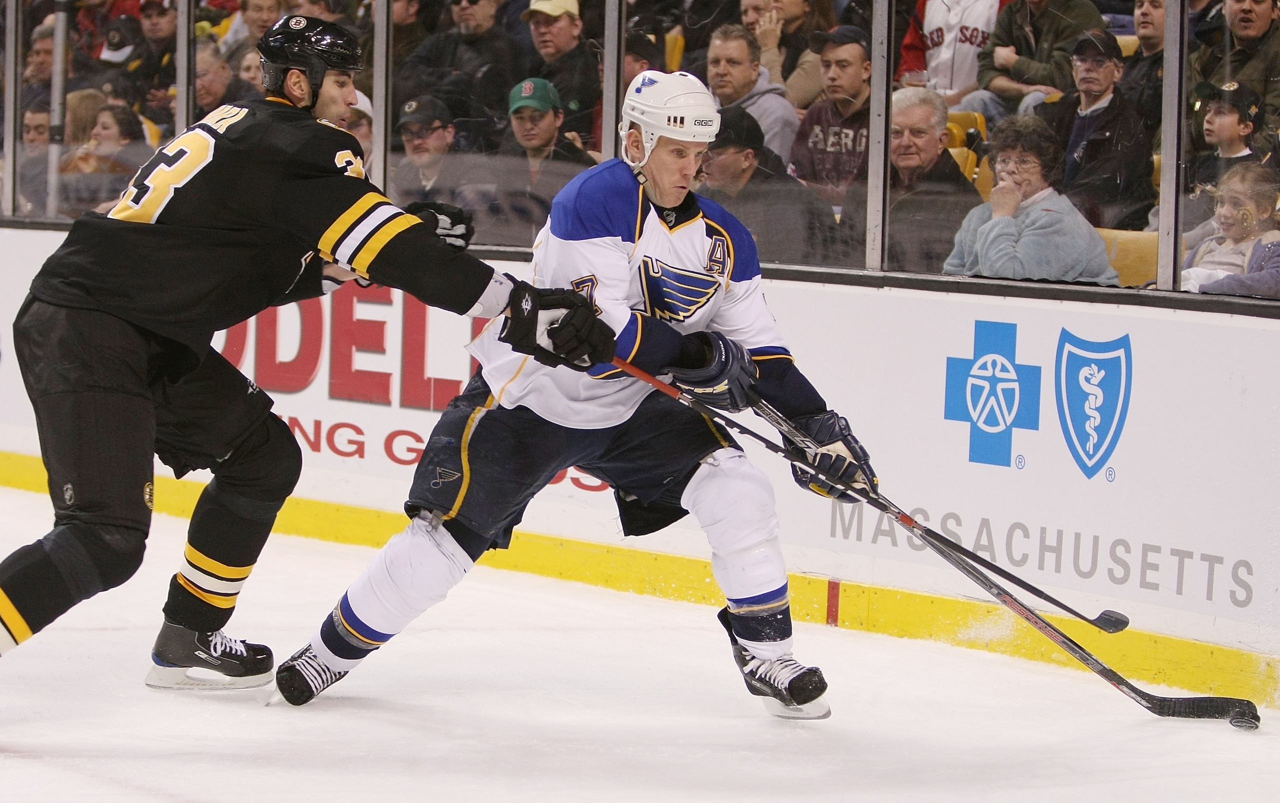 BOSTON - JANUARY 19:  Keith Tkachuk #7 of the St. Louis Blues tries to keep the puck from Zdeno Chara #33 of the Boston Bruins on January 19, 2009 at the TD Banknorth Garden in Boston, Massachusetts.  (Photo by Elsa/Getty Images)