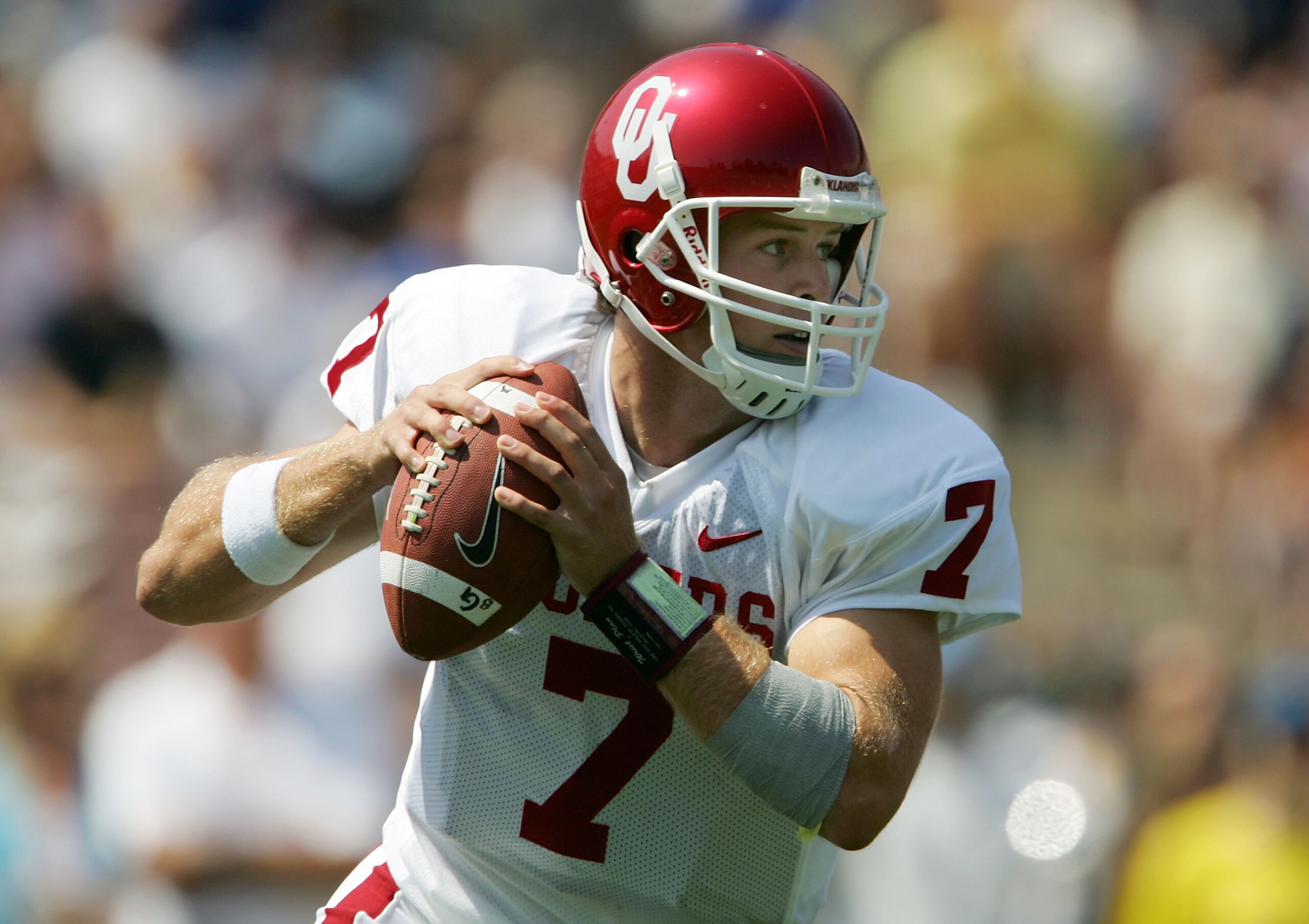 PASADENA, CA - SEPTEMBER 17:  Rhett Bomar #7 of the Oklahoma Sooners drops back to pass during the game against the UCLA Bruins on September 17, 2005 at the Rose Bowl in Pasadena, California.  (Photo by Jeff Gross/Getty Images)