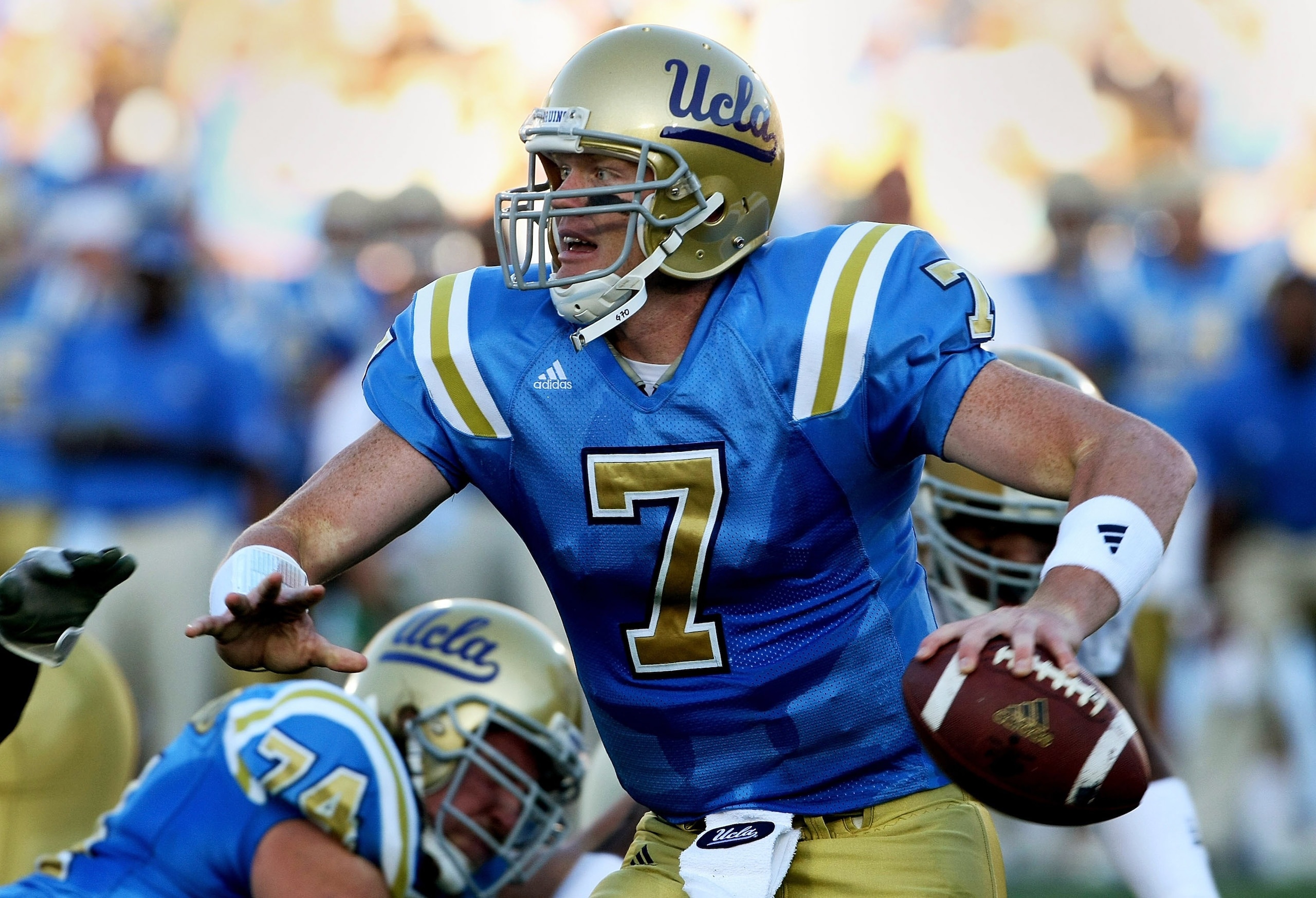 PASADENA, CA - OCTOBER 6:  Quarterback Ben Olson #7 of the UCLA Bruins looks to pass against  the Notre Dame Fighting Irish on October 6, 2007 at the Rose Bowl in Pasadena, California.   Notre Dame won 20-6. (Photo by Stephen Dunn/Getty Images)