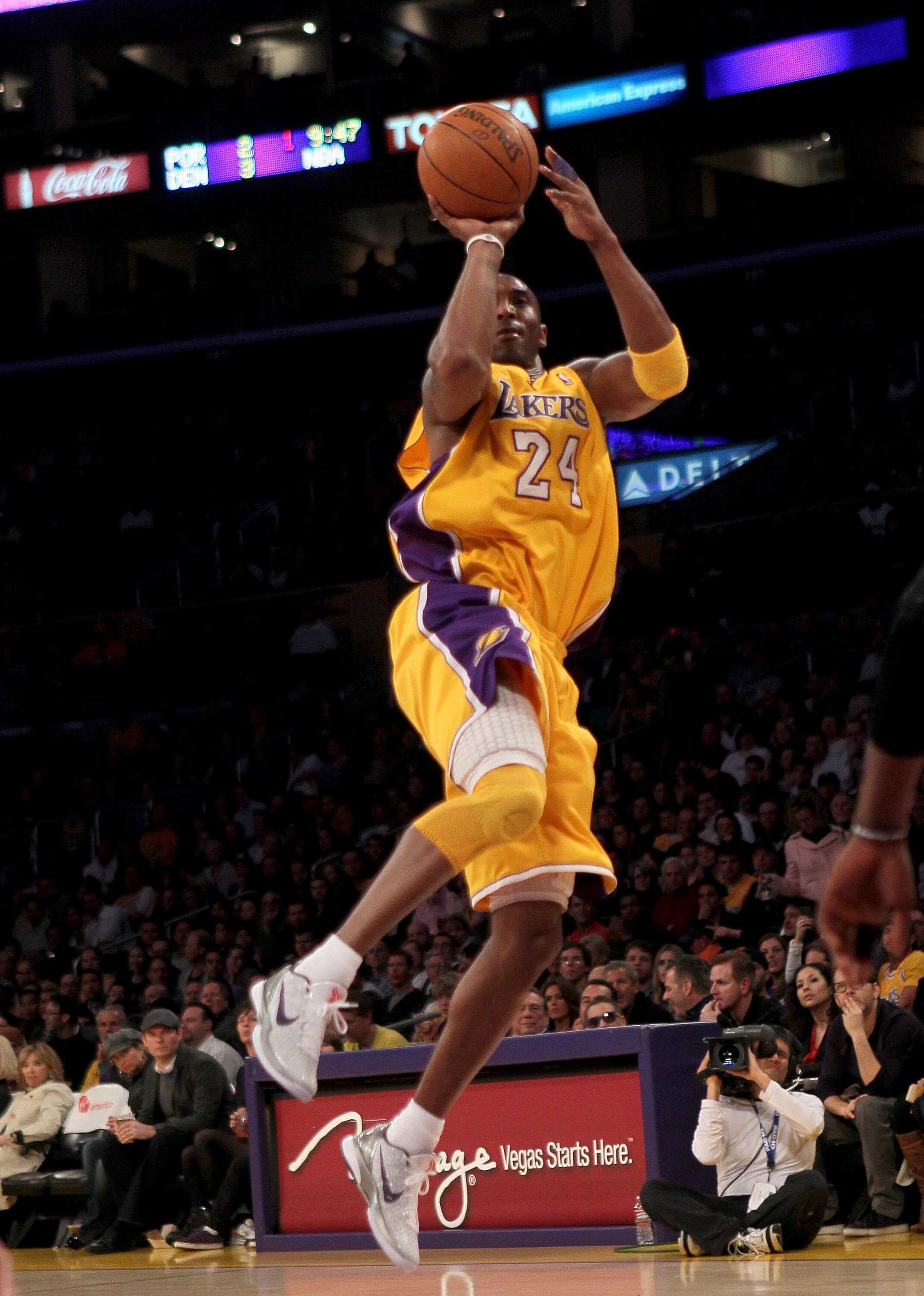 LOS ANGELES, CA - FEBRUARY 25: Kobe Brynat #24 of the Los Angeles Lakers shoots against the Los Angeles Clippers at Staples Center on February 25, 2011 in Los Angeles, California. The Lakers won 108-95. NOTE TO USER: User expressly acknowledges and agre LOS ANGELES, CA - FEBRUARY 25: Kobe Brynat #24 of the Los Angeles Lakers shoots against the Los Angeles Clippers at Staples Center on February 25, 2011 in Los Angeles, California. The Lakers won 108-95. NOTE TO USER: User expressly acknowledges and agre
