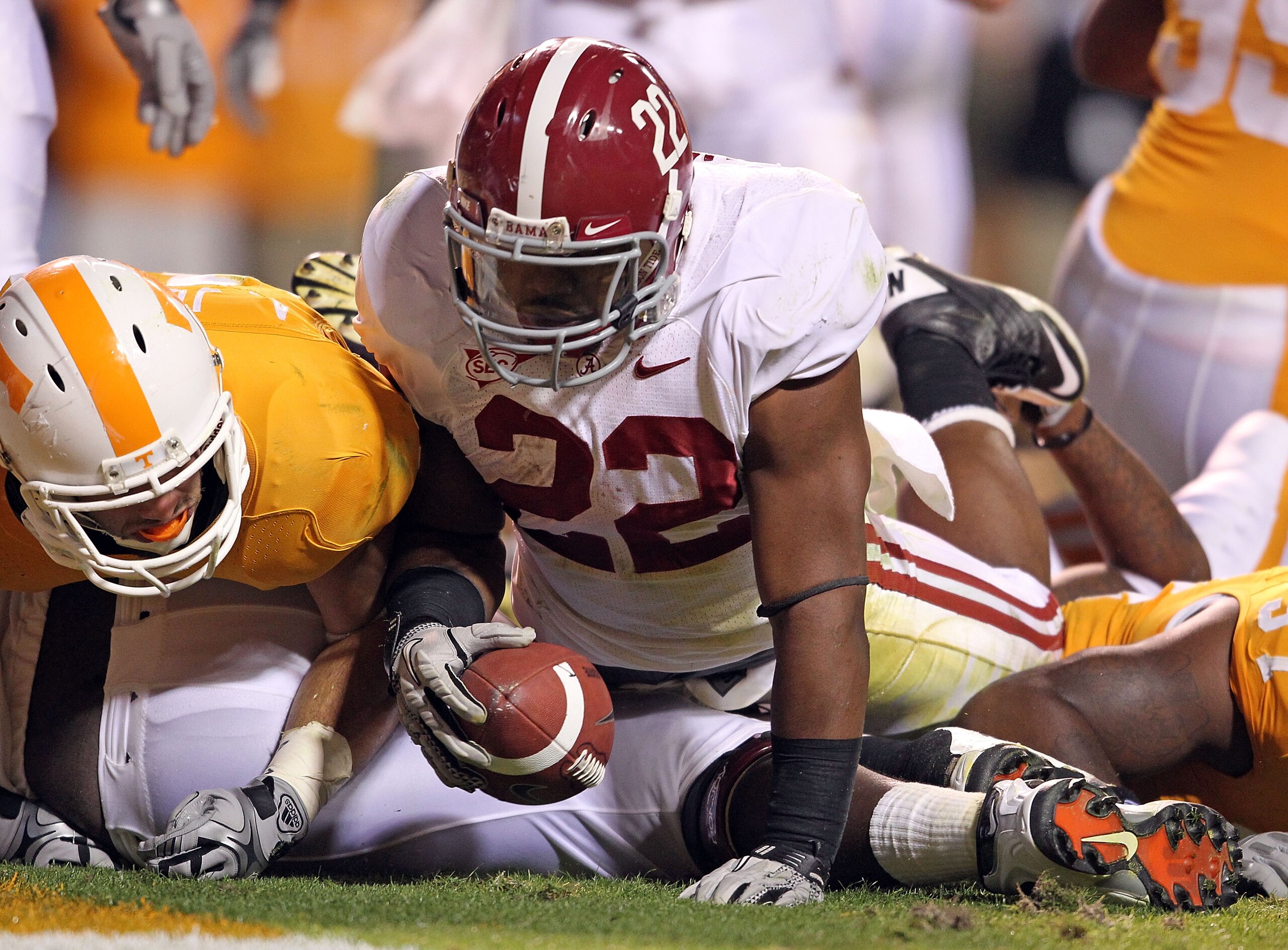KNOXVILLE, TN - OCTOBER 23:  Mark Ingram #22 of the Alabama Crimson Tide  scores a touchdown during the SEC game against the Tennessee Volunteers at Neyland Stadium on October 23, 2010 in Knoxville, Tennessee.  (Photo by Andy Lyons/Getty Images)