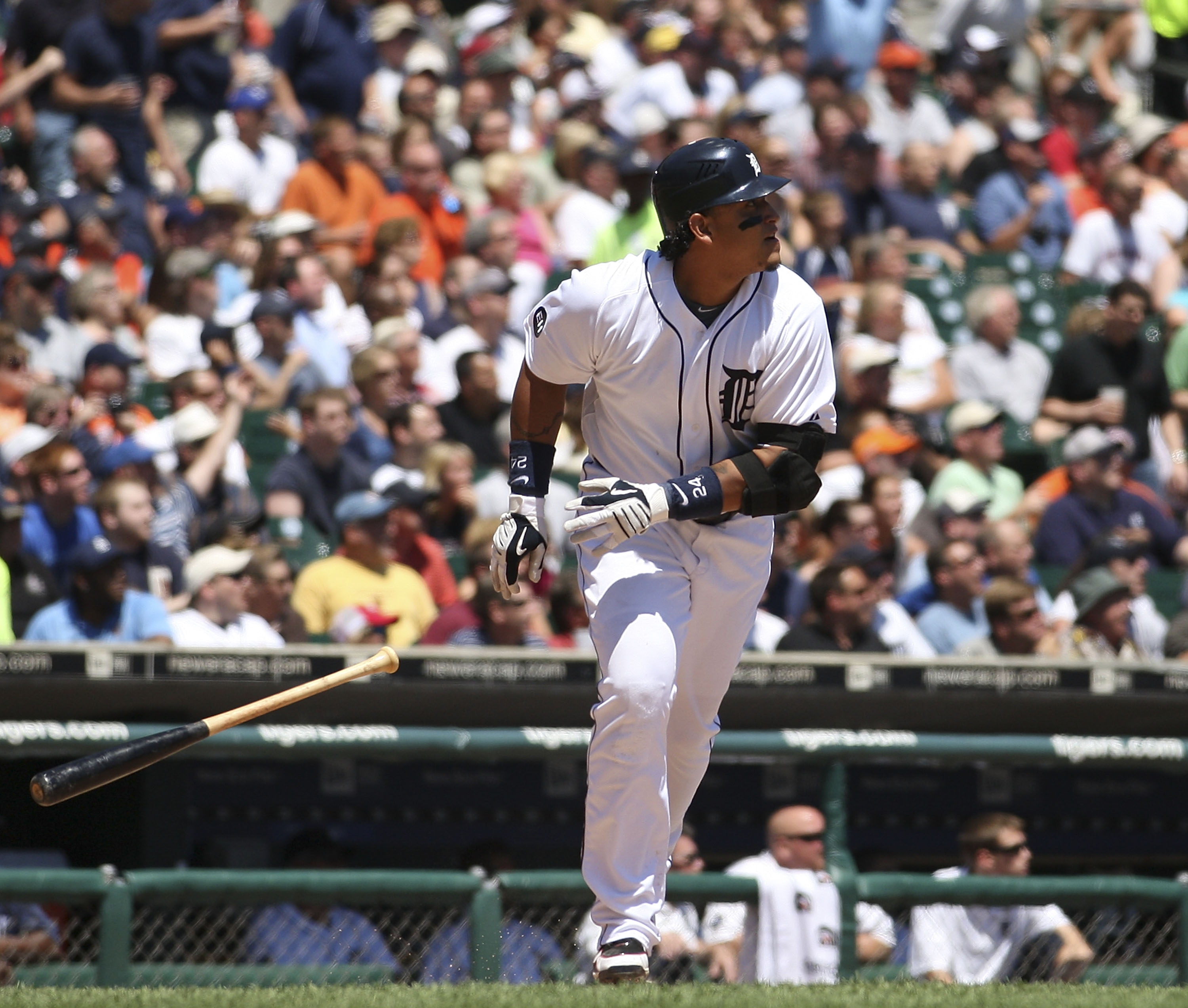 Detroit Tigers shortstop Carlos Guillen avoids New York Yankees