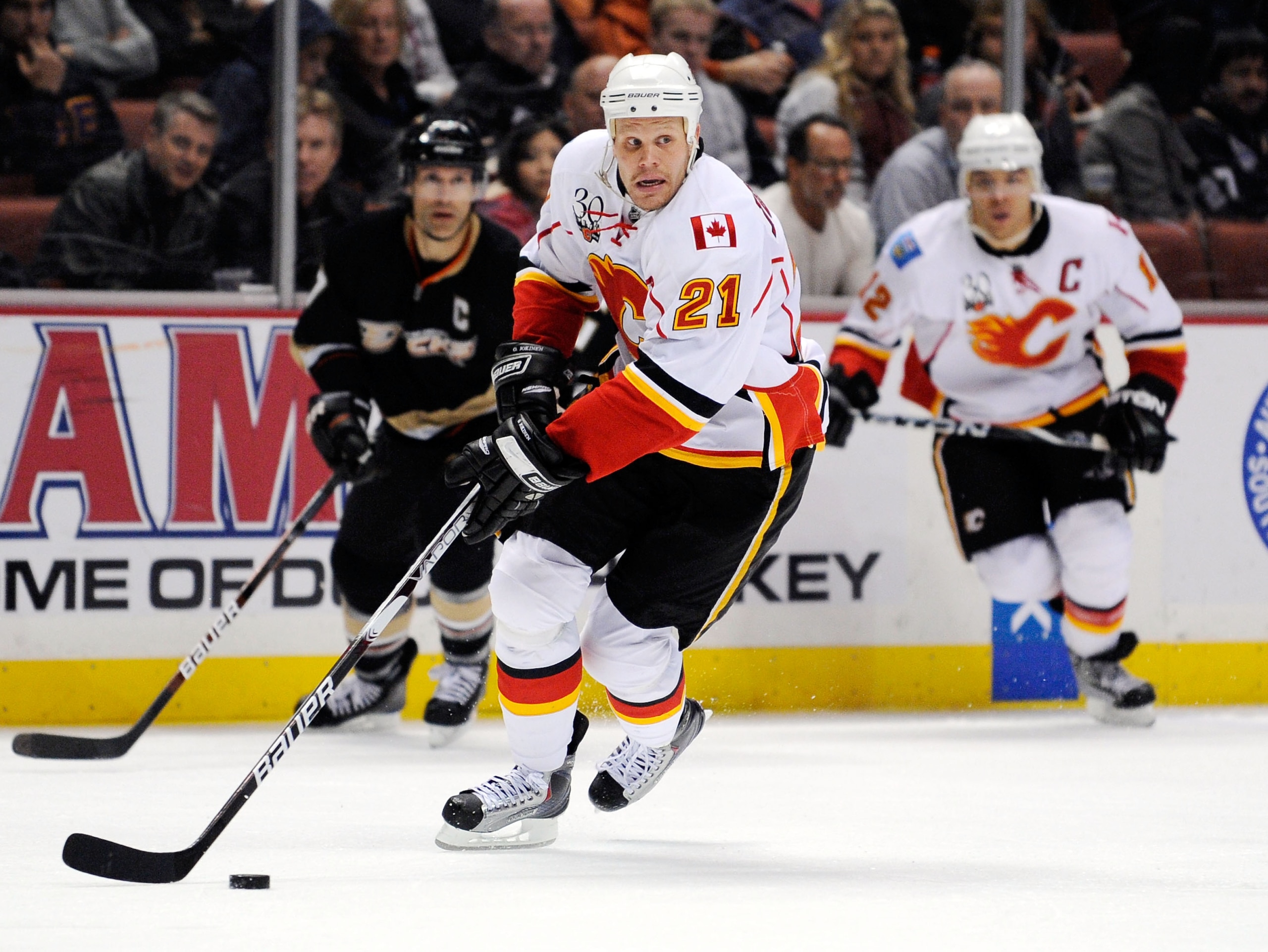 ANAHEIM, CA - NOVEMBER 23:  Olli Jokinen #21 of the Calgary Flames in action against Anaheim Ducks during the NHL game at the Honda Center on November 23, 2009 in Anaheim, California.  (Photo by Kevork Djansezian/Getty Images)