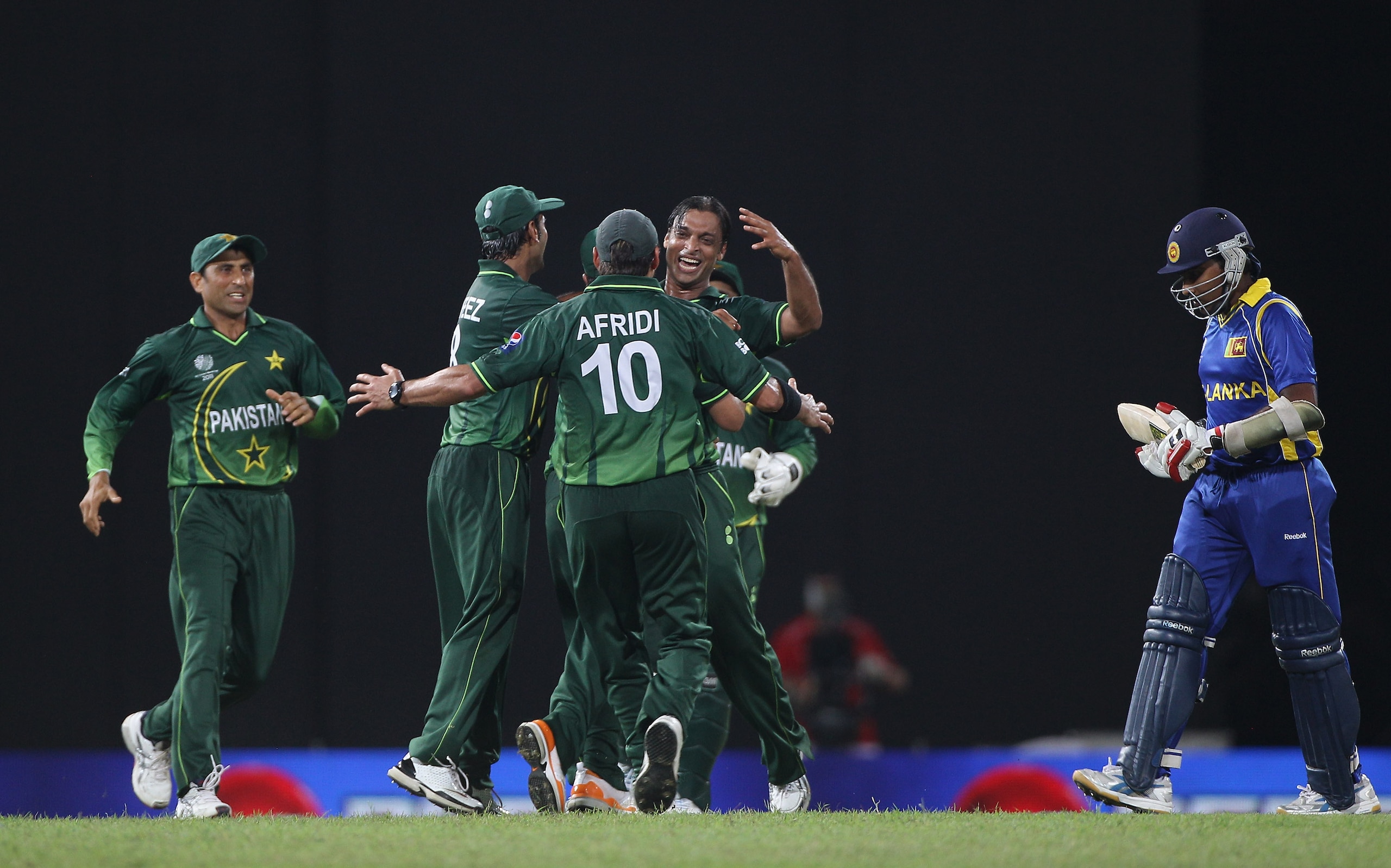 COLOMBO, SRI LANKA - FEBRUARY 26:  Shoaib Akhtar (2nd R) of Pakistan is congratulated by team mates after  bowling Mahela Jayawardena (R) during the Pakistan v Sri Lanka 2011 ICC World Cup Group A match at the R. Premadasa Stadium on February 26, 2011 in