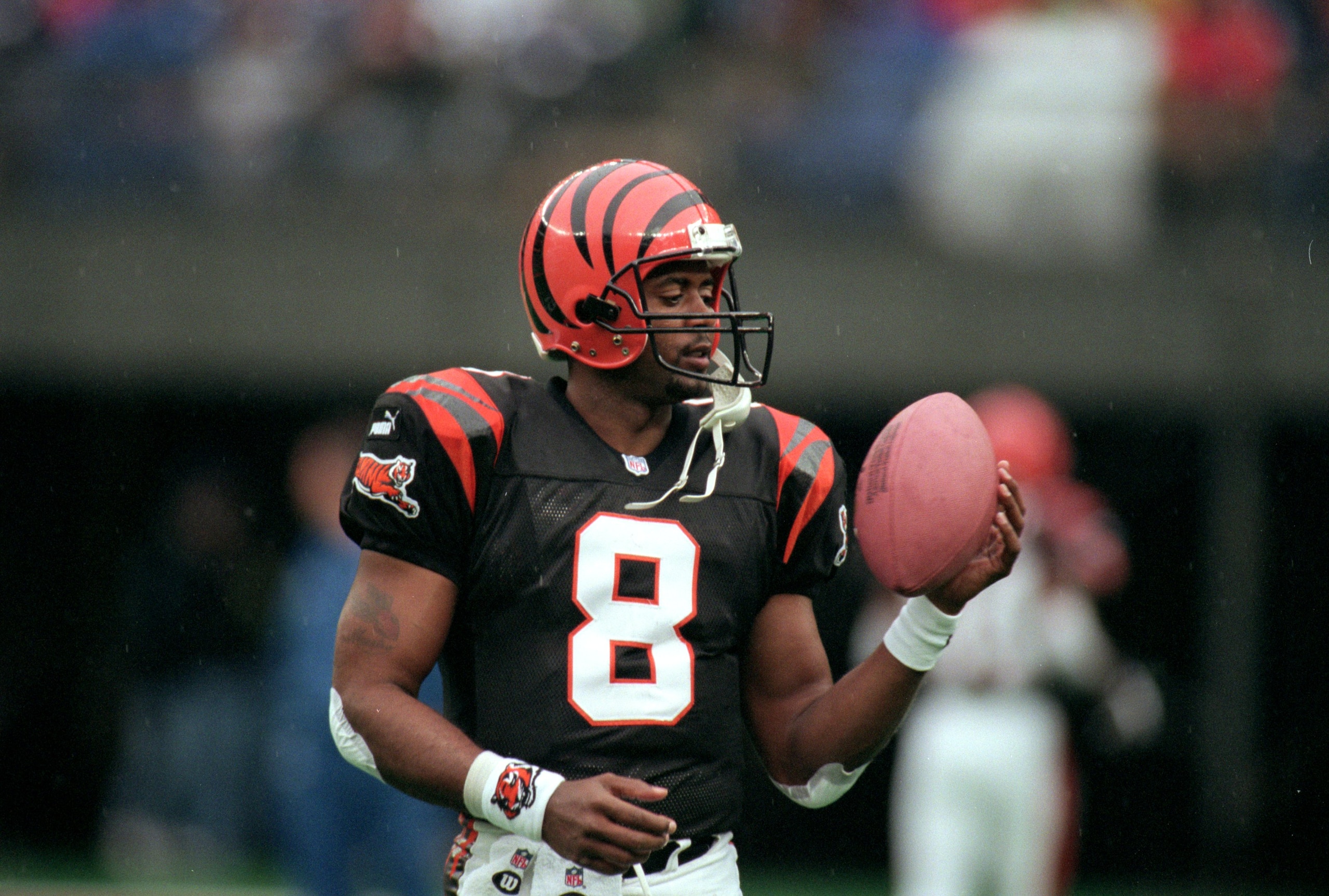 5 Dec 1999:  Jeff Blake #8 of the Cincinnati Bengals holds the ball and looks down during the game against the San Francisco 49ers at Cinergy Field in Cincinnati, Ohio. The Bengals defeated the 49ers 44-30. Mandatory Credit: Mark Lyons  /Allsport