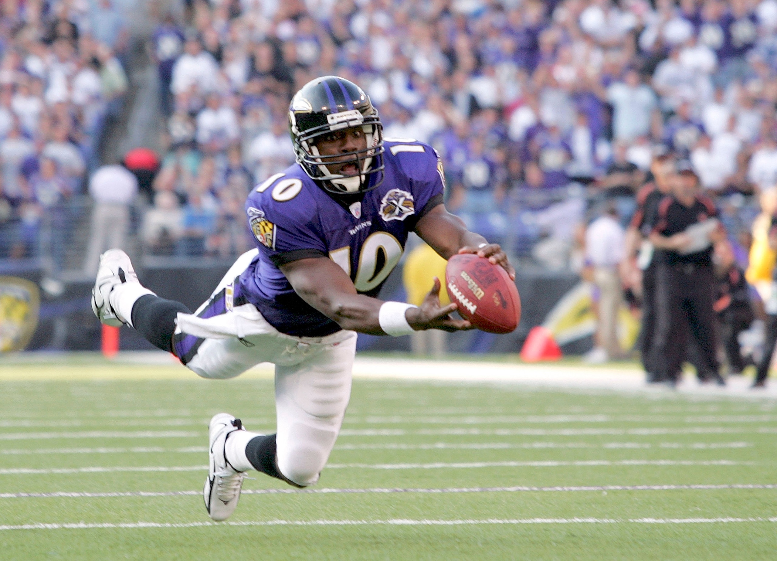 BALTIMORE - NOVEMBER 06:  Quarterback Kordell Stewart #10 of the Baltimore Ravens dives, but misses the ball while trying to make a reception from Chester Taylor #29 during the second half of the game against the Cincinnati Bengals on November 6, 2005 at
