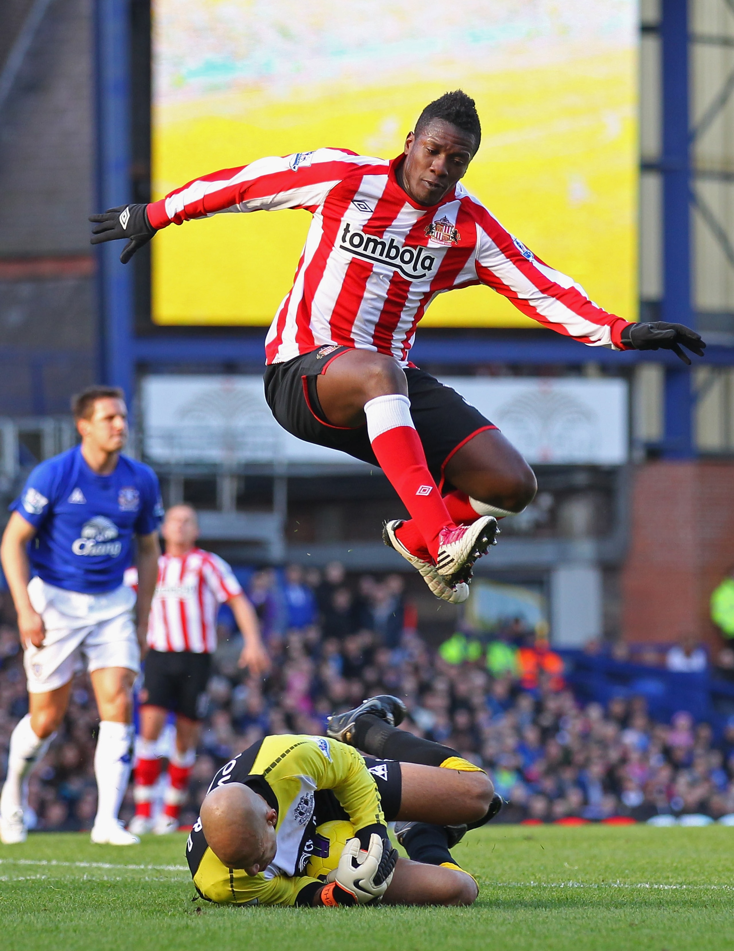 LIVERPOOL, ENGLAND - FEBRUARY 26: Tim Howard of Everton makes a save from Asamoah Gyan of Sunderland during the Barclays Premier League match between Everton and Sunderland at Goodison Park on February 26, 2011 in Liverpool, England. (Photo by Alex Live LIVERPOOL, ENGLAND - FEBRUARY 26: Tim Howard of Everton makes a save from Asamoah Gyan of Sunderland during the Barclays Premier League match between Everton and Sunderland at Goodison Park on February 26, 2011 in Liverpool, England. (Photo by Alex Live