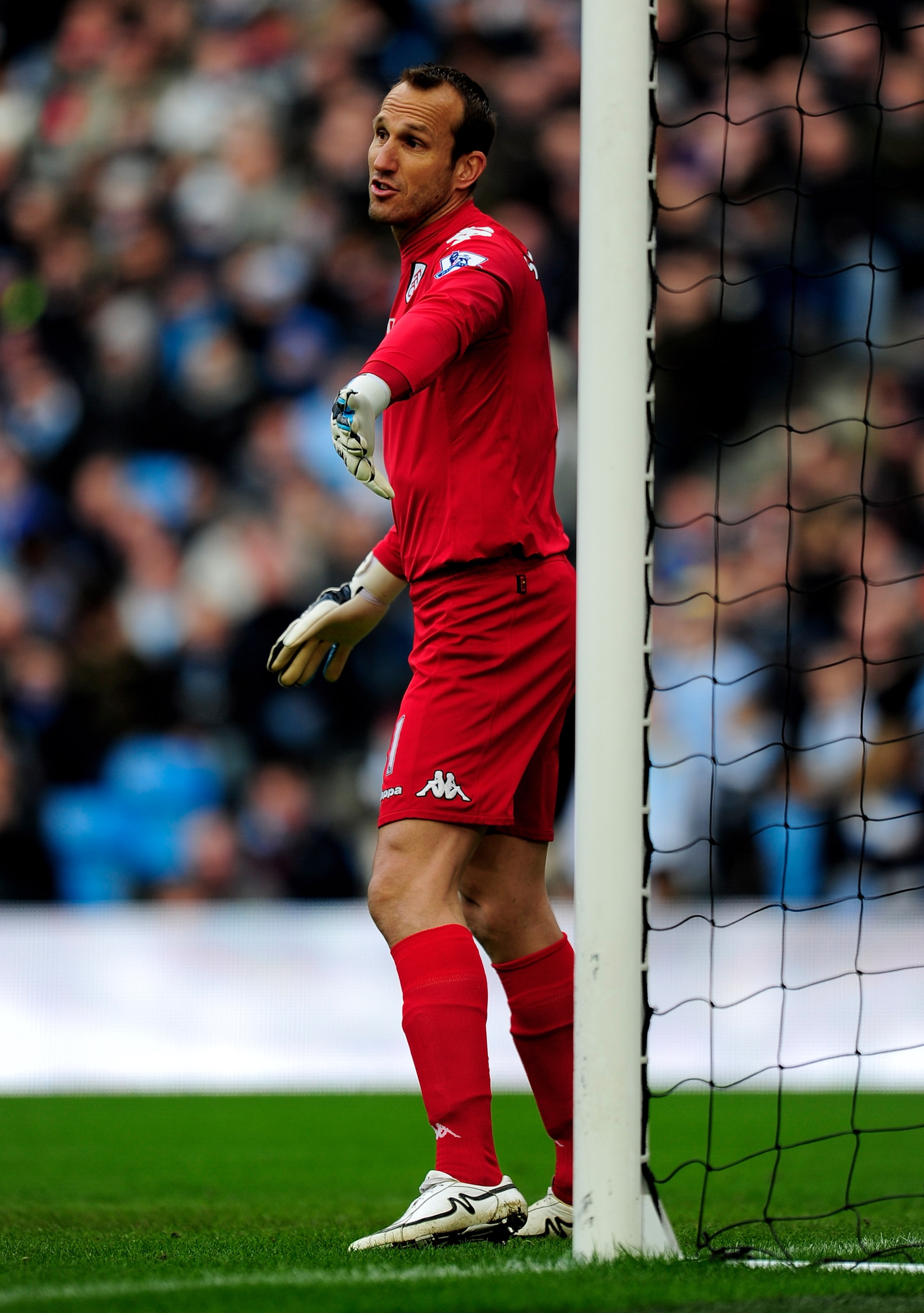MANCHESTER, ENGLAND - FEBRUARY 27: Mark Schwarzer of Fulham gestures during the Barclays Premier League match between Manchester City and Fulham at the City of Manchester Stadium on February 27, 2011 in Manchester, England. (Photo by Jamie McDonald/Gett MANCHESTER, ENGLAND - FEBRUARY 27: Mark Schwarzer of Fulham gestures during the Barclays Premier League match between Manchester City and Fulham at the City of Manchester Stadium on February 27, 2011 in Manchester, England. (Photo by Jamie McDonald/Gett