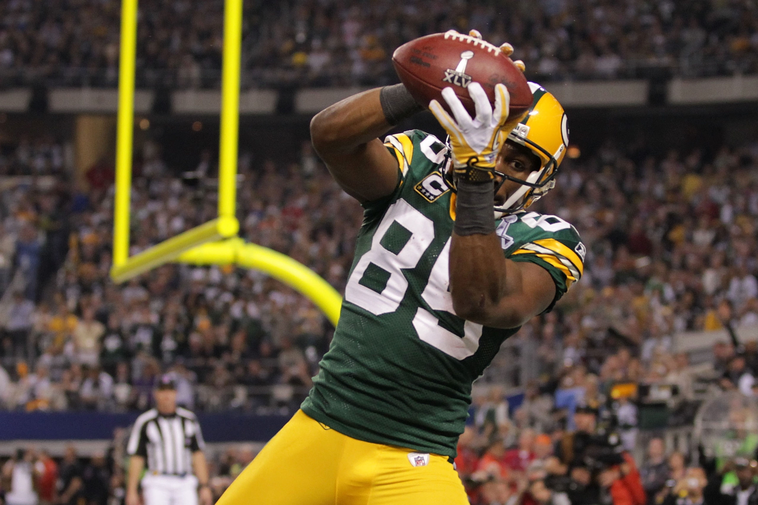ARLINGTON, TX - FEBRUARY 06:  Greg Jennings #85 of the Green Bay Packers catches a a fourth quarter touchdown pass against the Pittsburgh Steelers  during Super Bowl XLV at Cowboys Stadium on February 6, 2011 in Arlington, Texas.  (Photo by Doug Pensinger